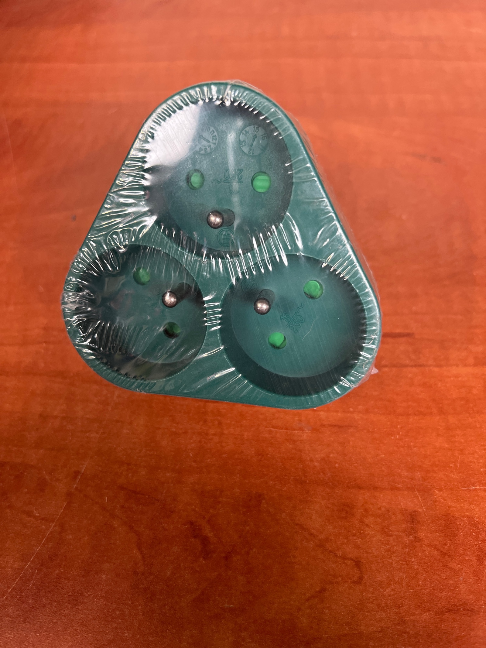 Adaptateur triple prise type E triangulaire - vert