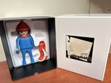 Playmobil figurine grand format - personnage bleu avec chapeau rouge — photo 1