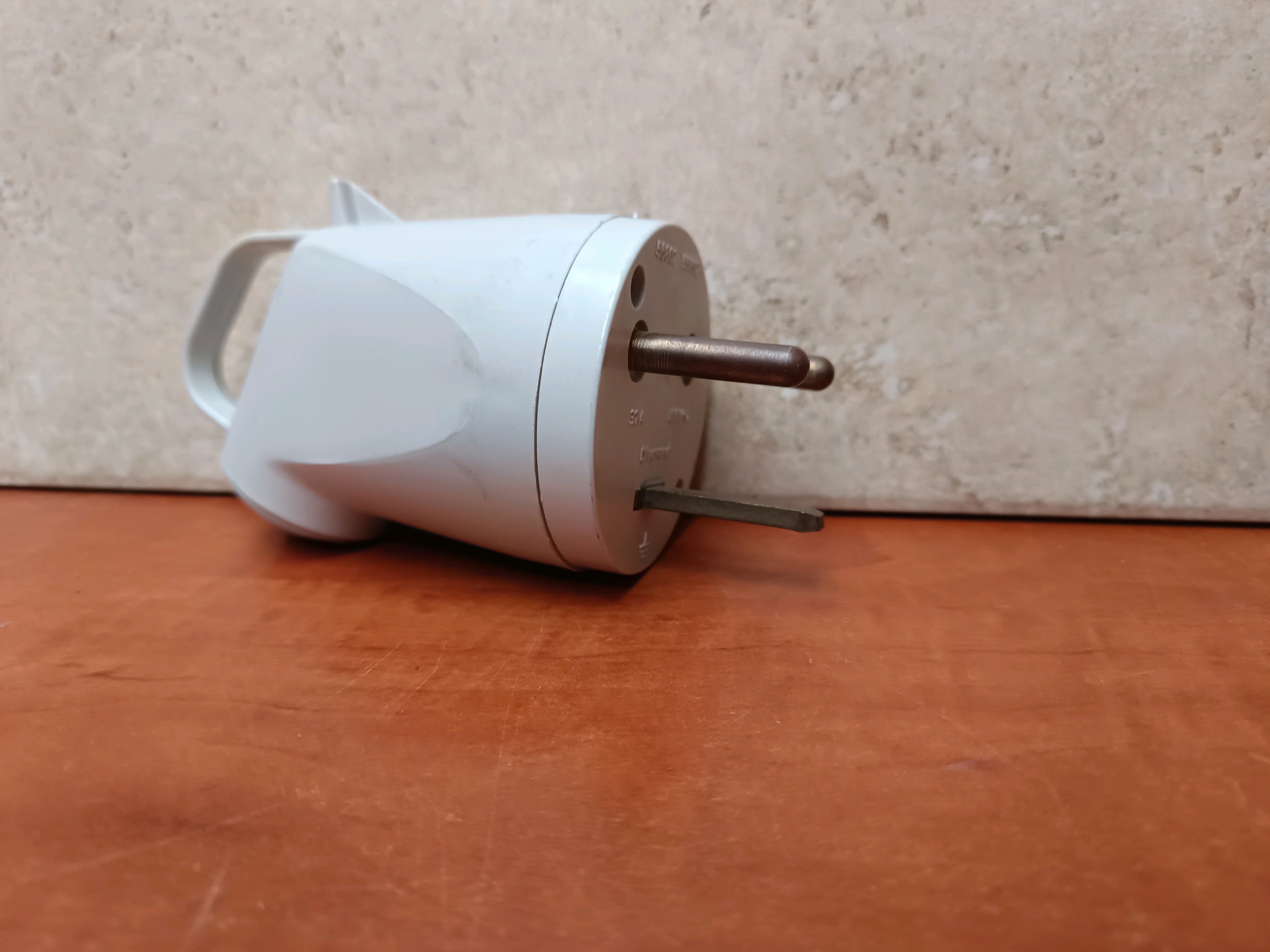 Fiche mâle Legrand 16A 250V avec poignée