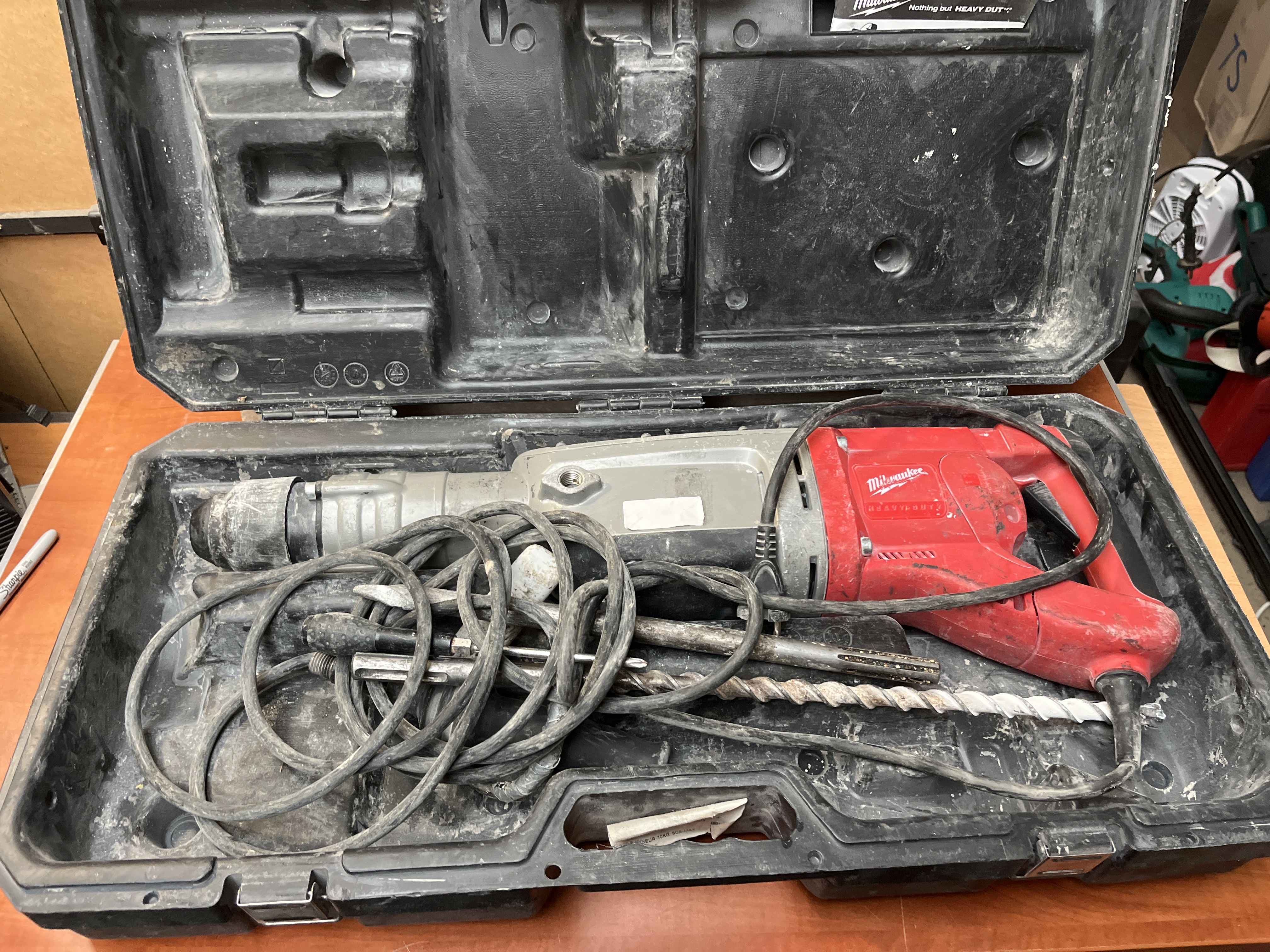 Marteau perforateur burineur Milwaukee avec coffret
