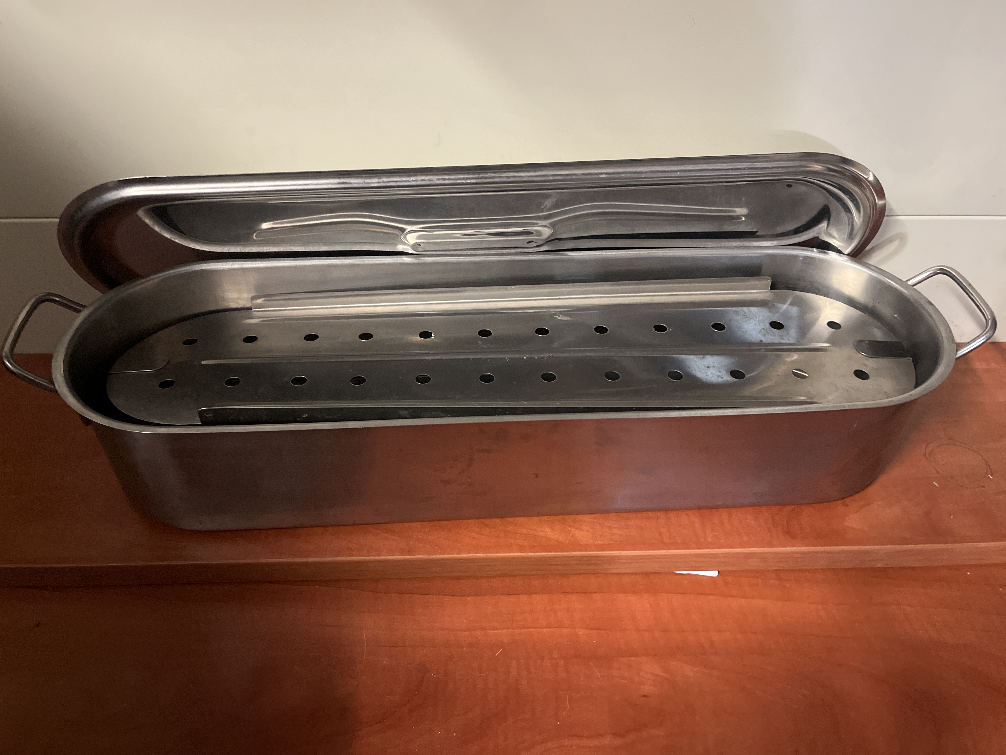 Poissonnière ovale avec couvercle et panier perforé