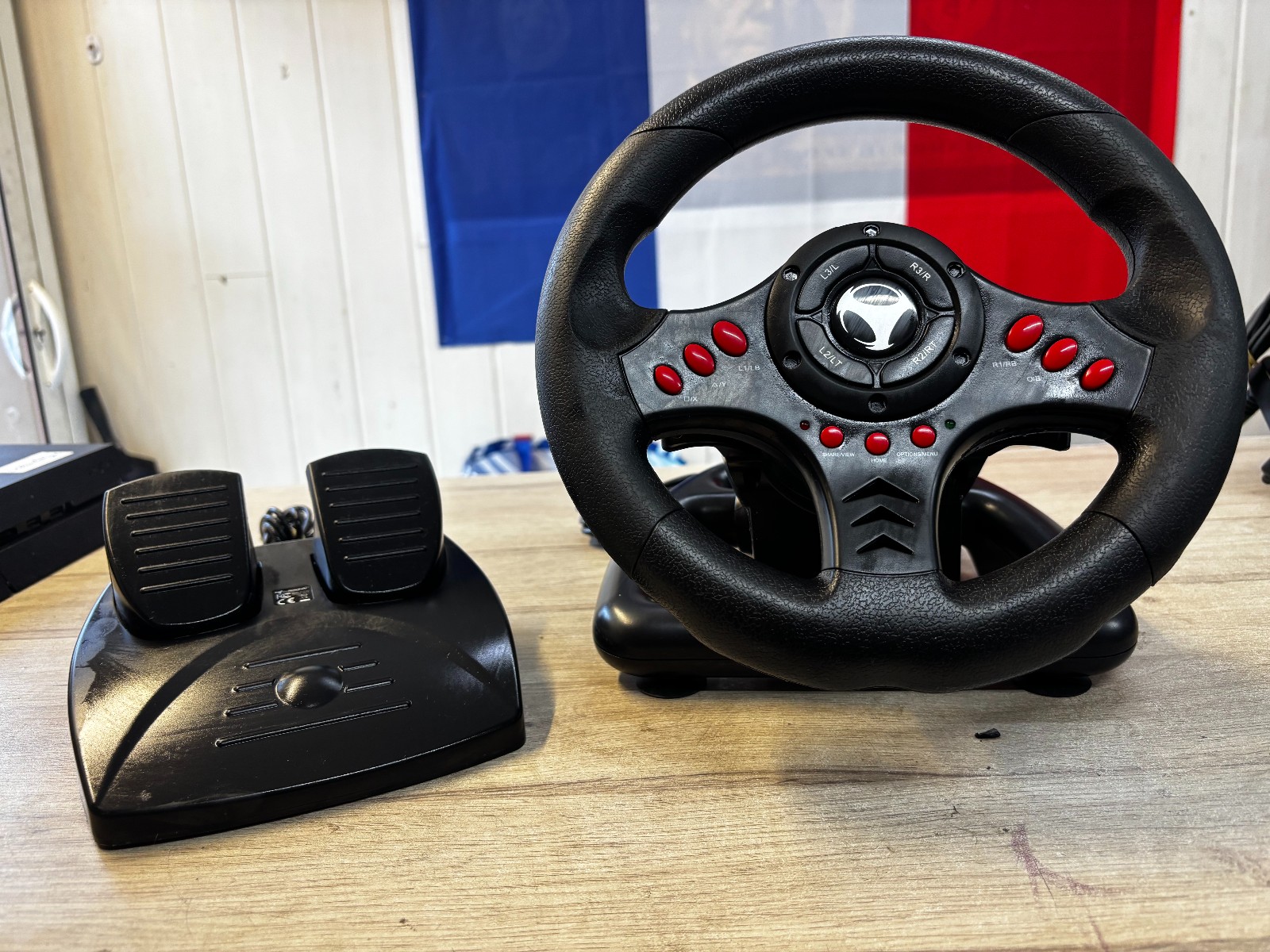 Volant de course pour PC et PS3 avec pédalier