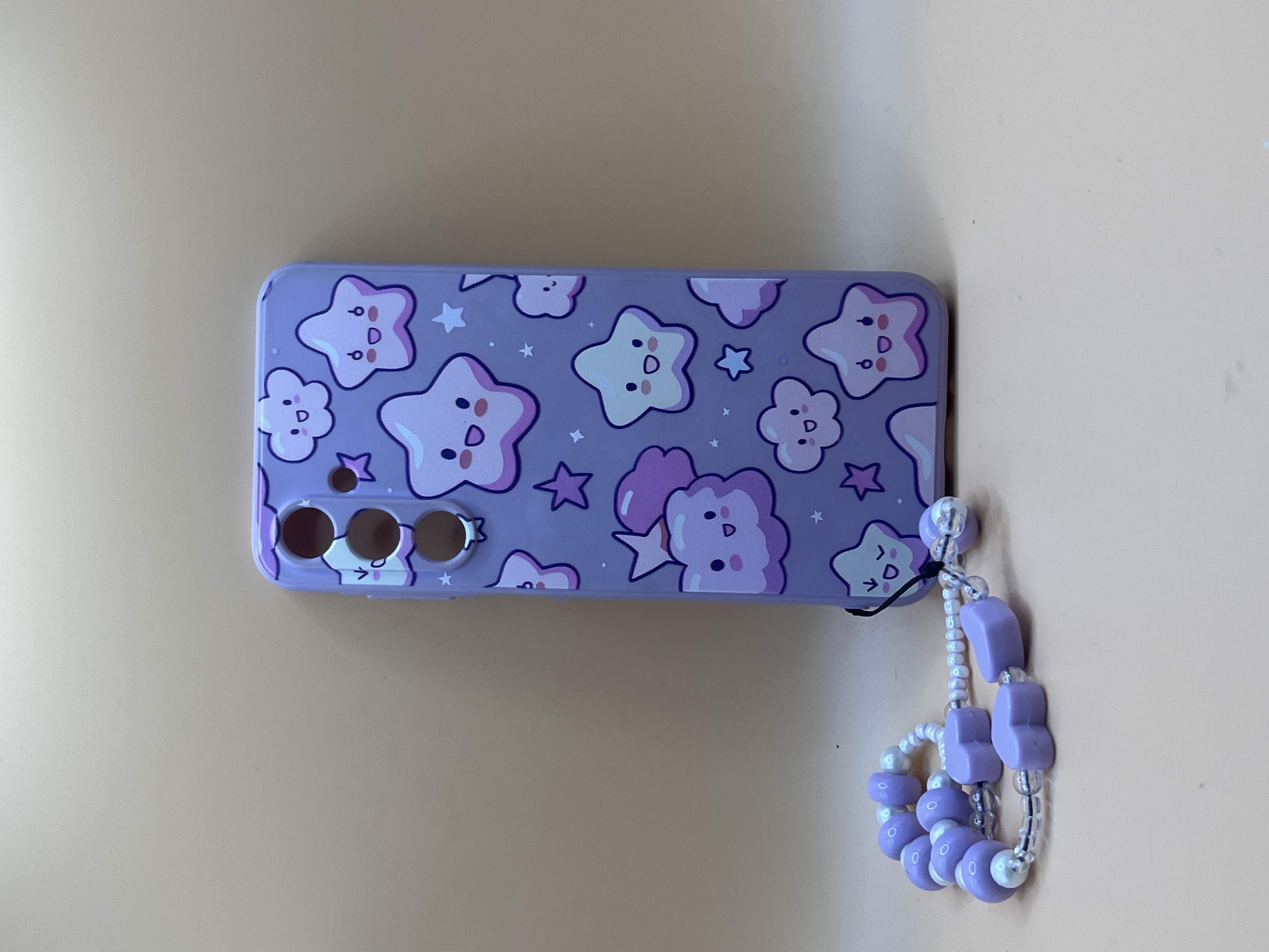 Coque de smartphone violette motif étoiles avec dragonne en perles