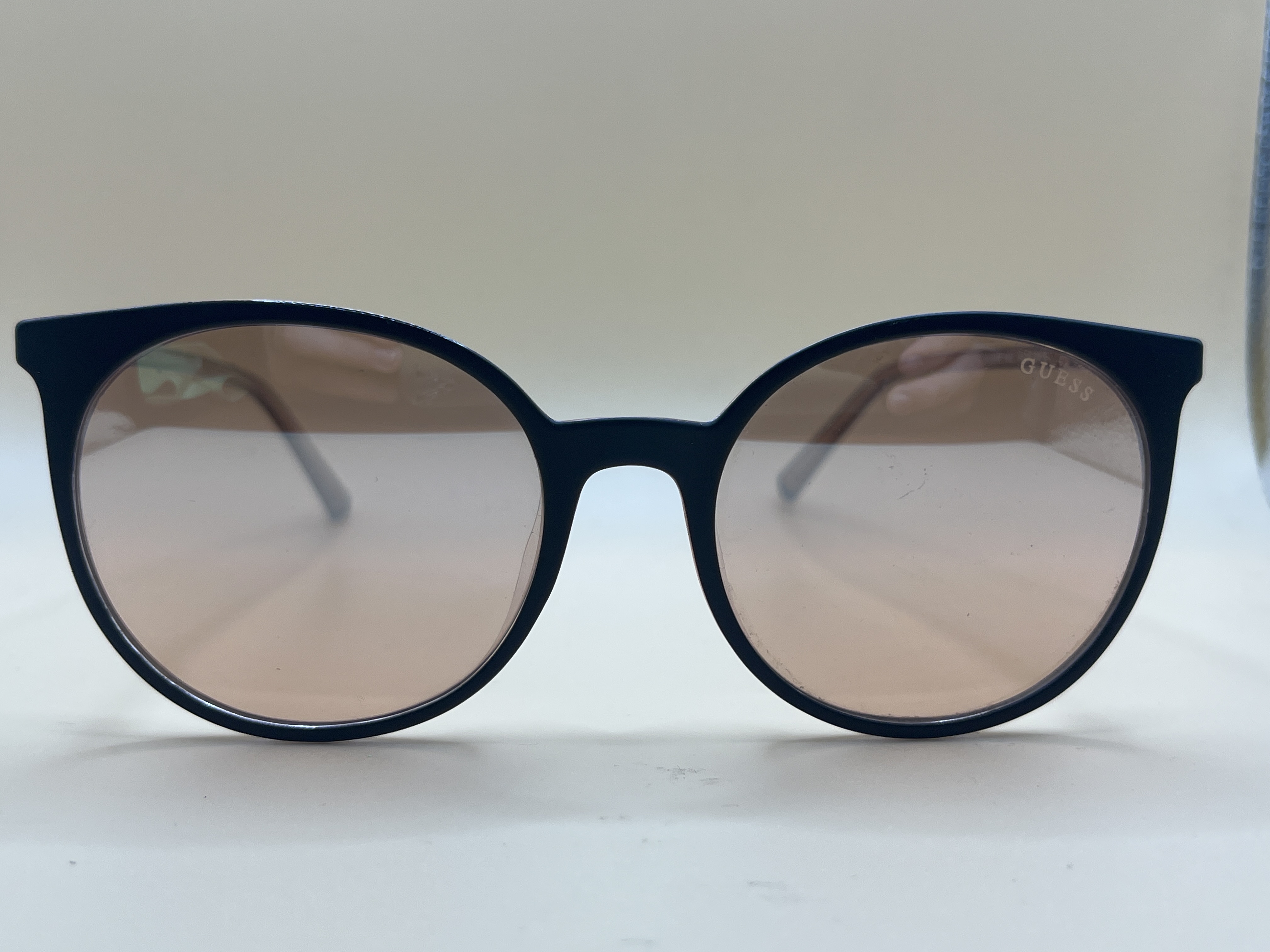 Lunettes de soleil Guess, monture noire, verres roses
