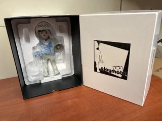 Figurine policier Playmobil avec boîte