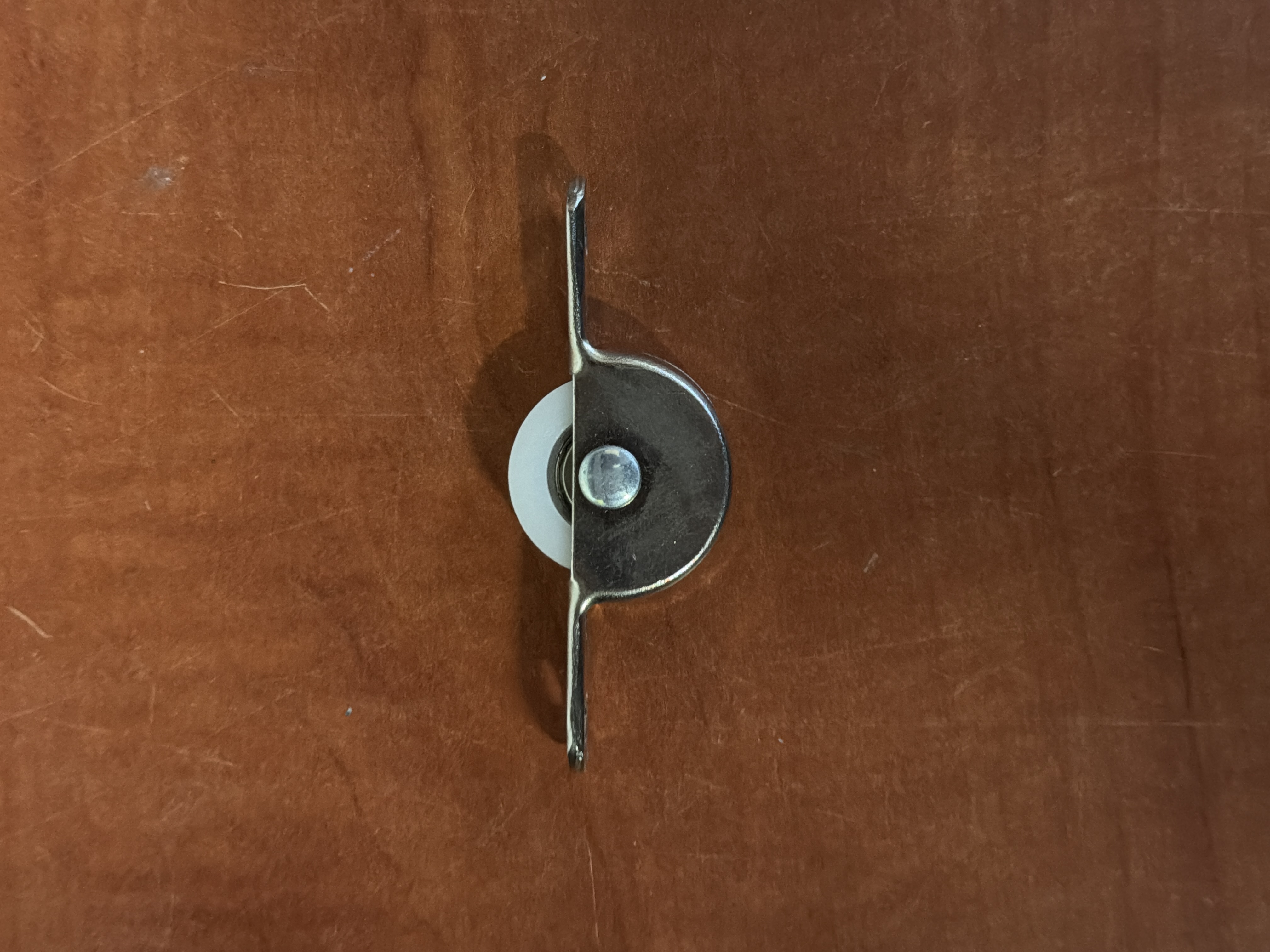 Roulette de porte coulissante avec support métallique