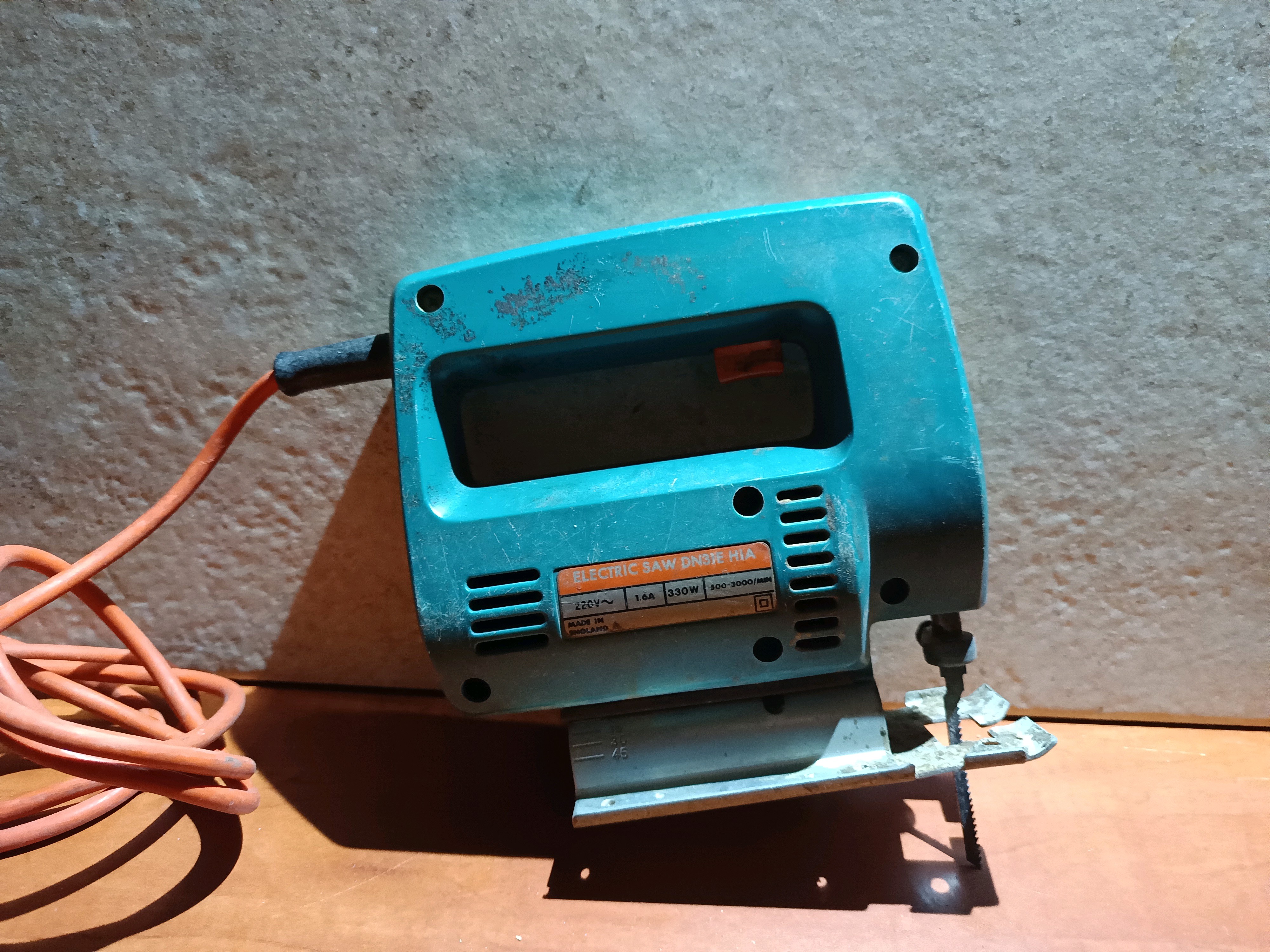 Scie sauteuse électrique filaire (avec lame)