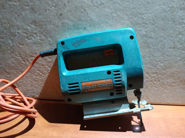 Scie sauteuse électrique filaire (avec lame)