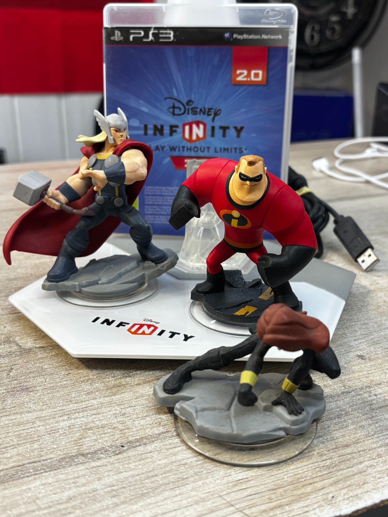 Disney Infinity 2.0 (PS3) avec base USB et figurines Thor, Black Widow et Mr. Incredible