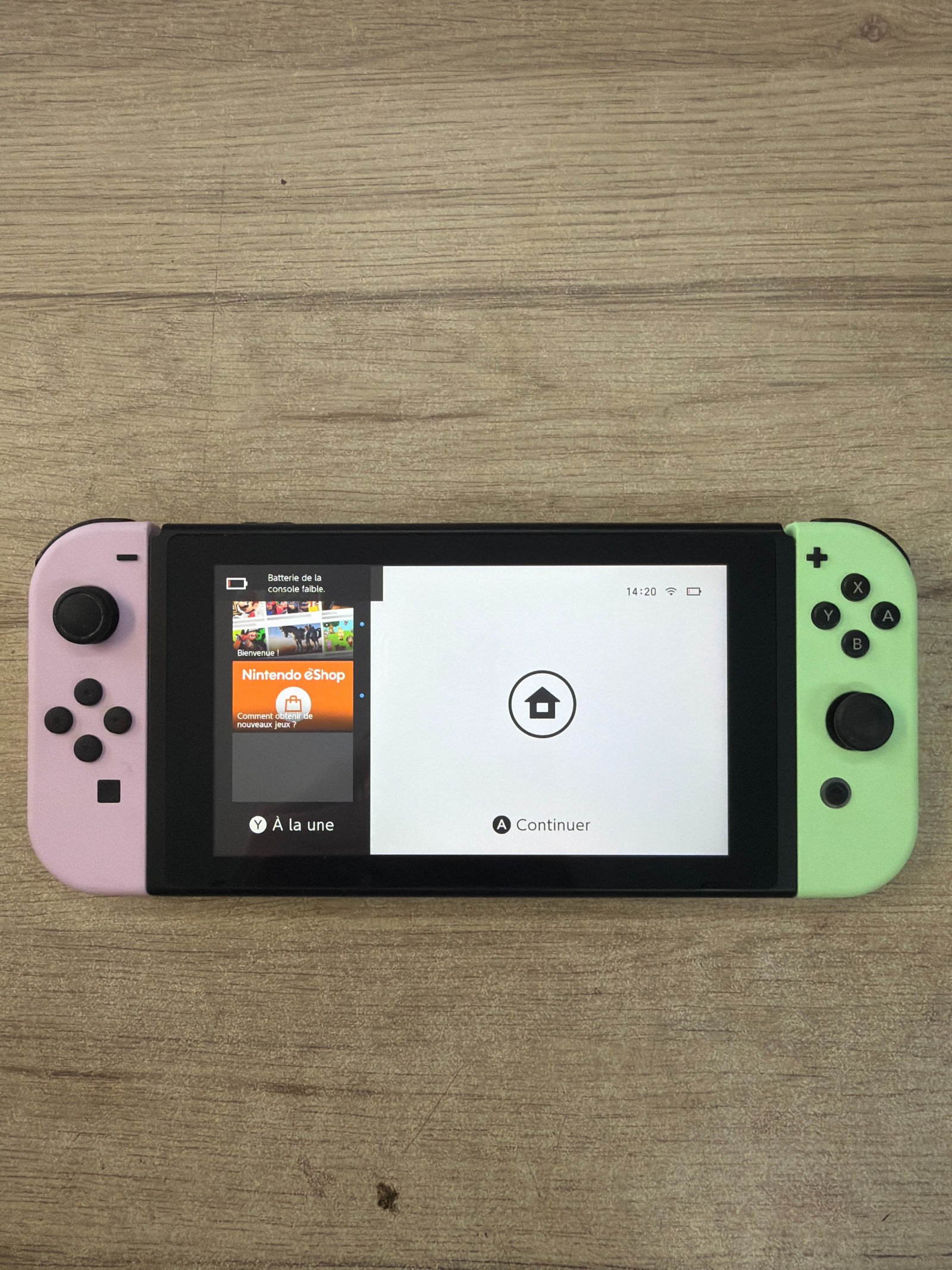 Console Nintendo Switch avec Joy-Con néon rose et néon vert