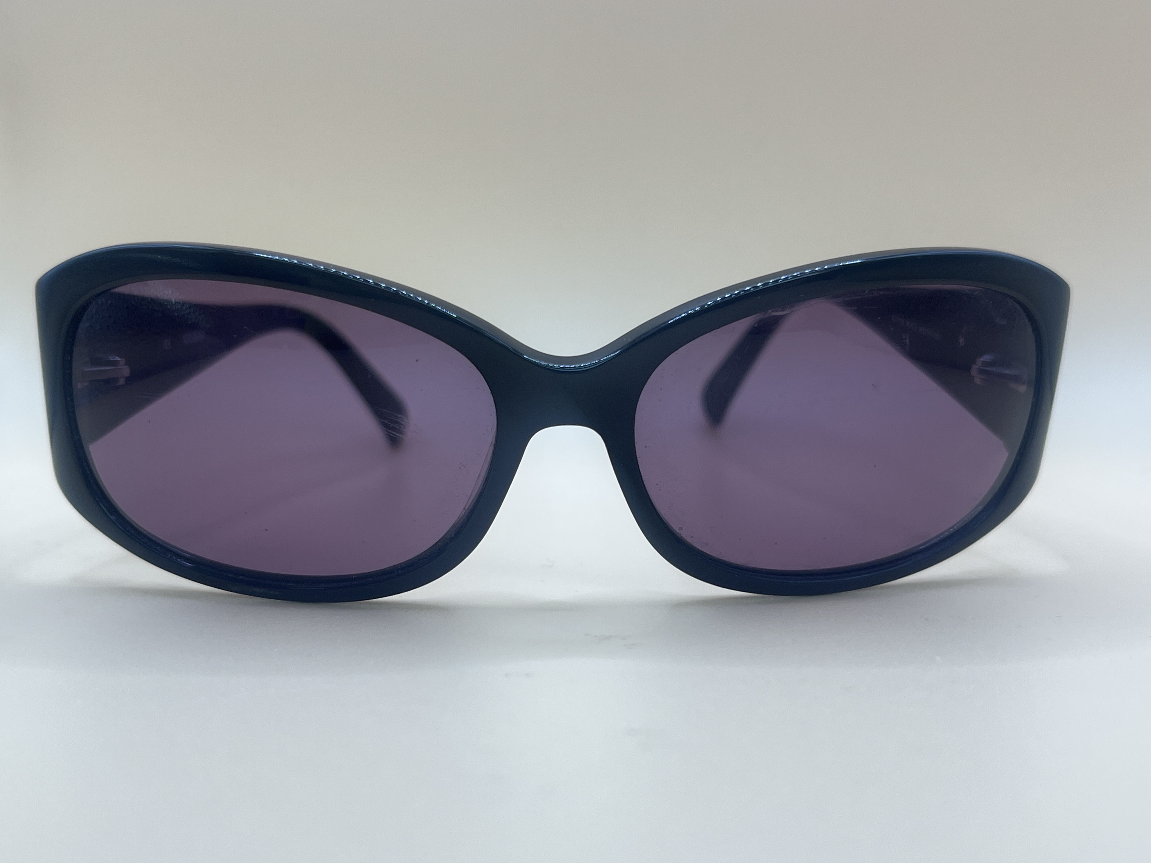 Lunettes de soleil cat-eye, monture noire, verres violets