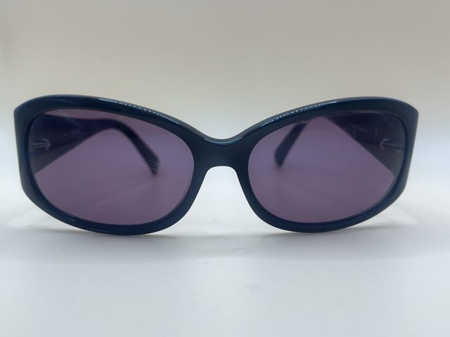 Lunettes de soleil cat-eye, monture noire, verres violets