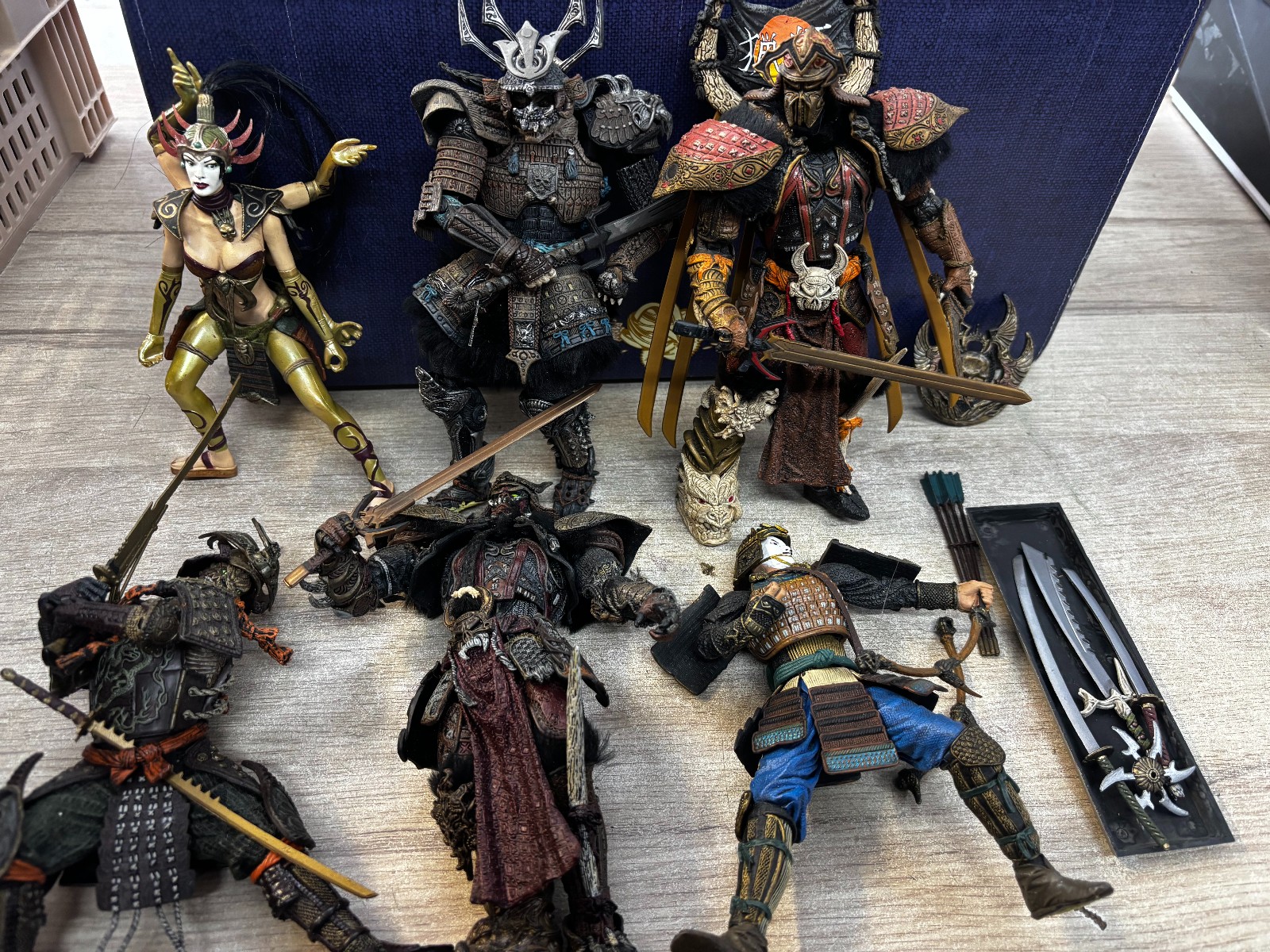 Lot de 6 figurines Mystic Legions