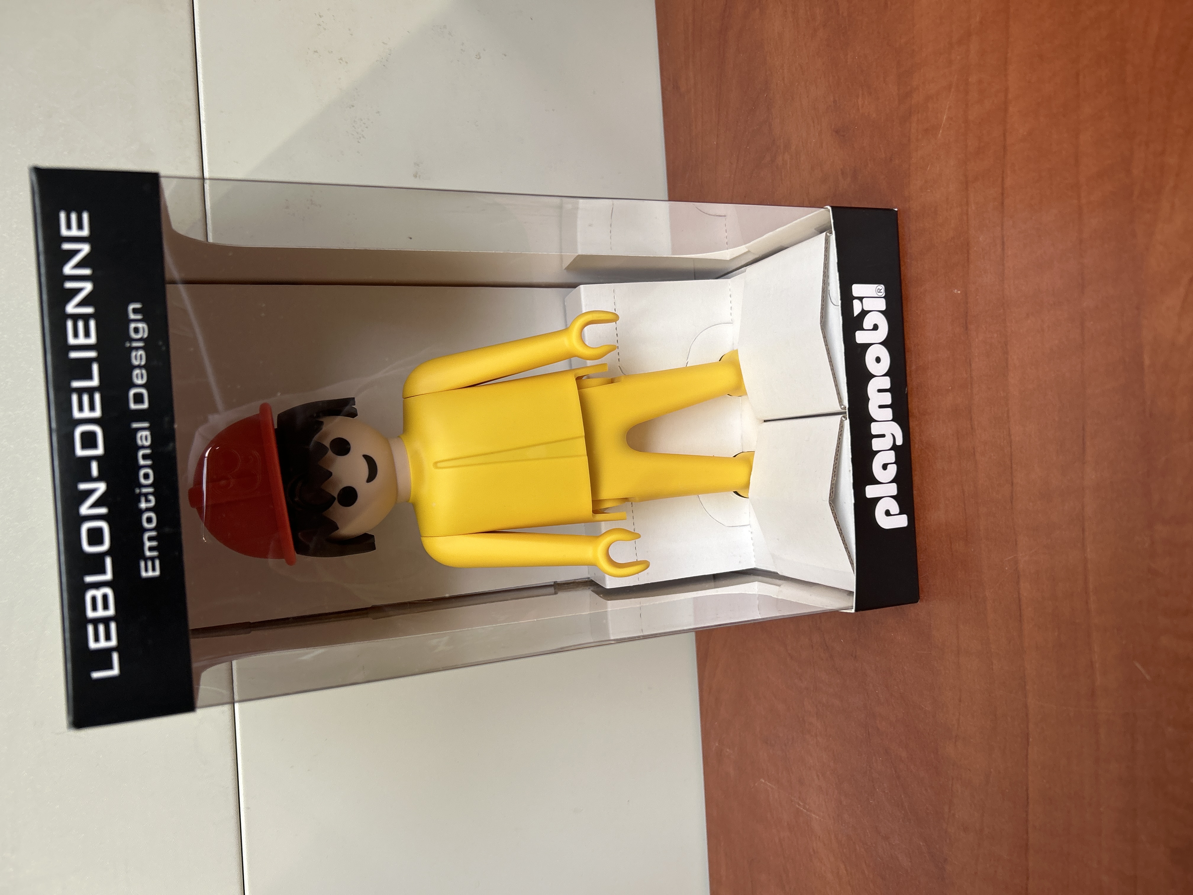 Figurine Playmobil x Leblon-Delienne Emotional Design - jaune, chapeau rouge