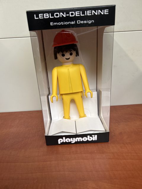 Figurine Playmobil x Leblon-Delienne Emotional Design - jaune, chapeau rouge
