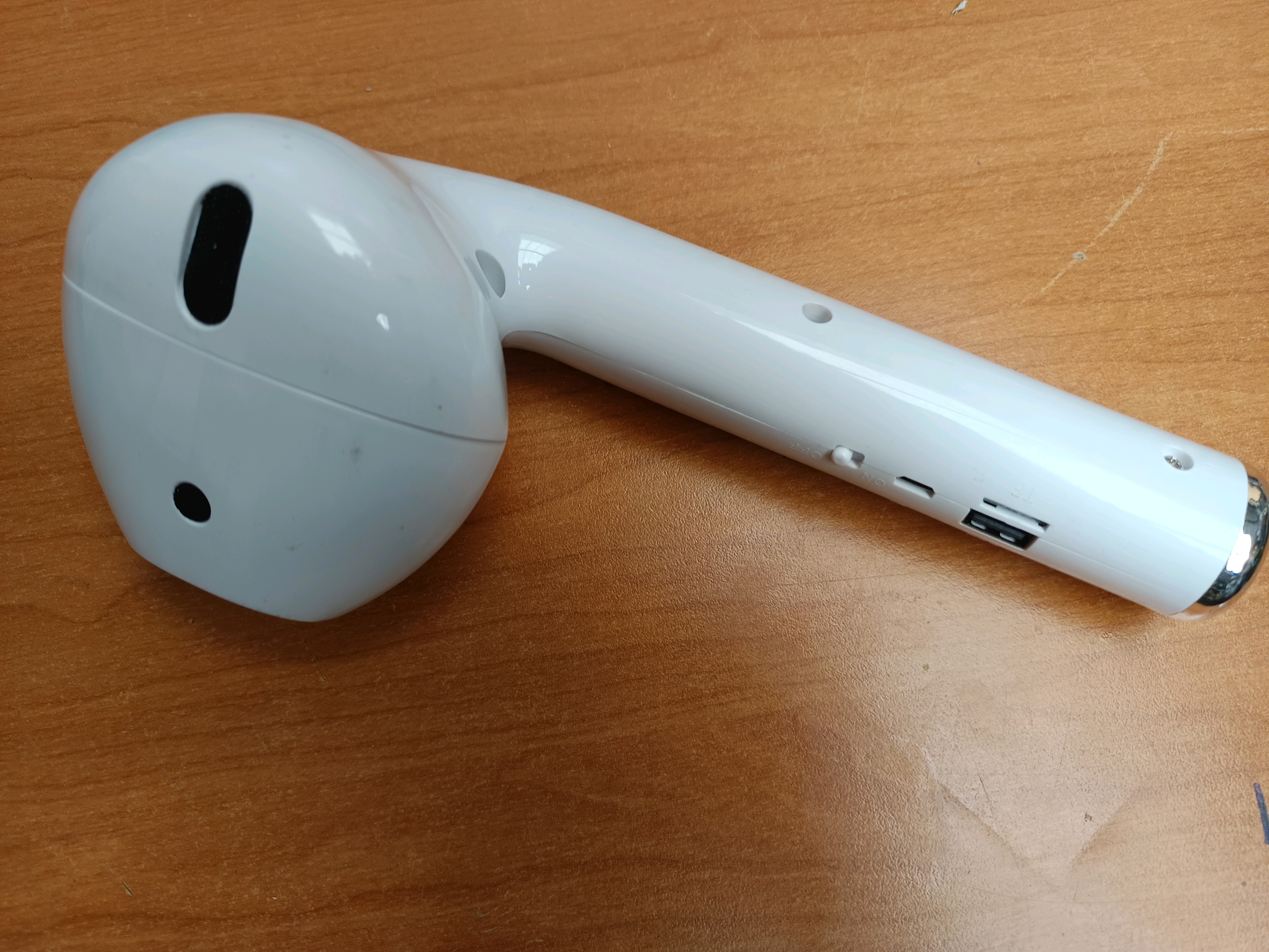 Enceinte Bluetooth portable en forme d'écouteur géant blanc