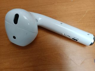 Enceinte Bluetooth portable en forme d'écouteur géant blanc