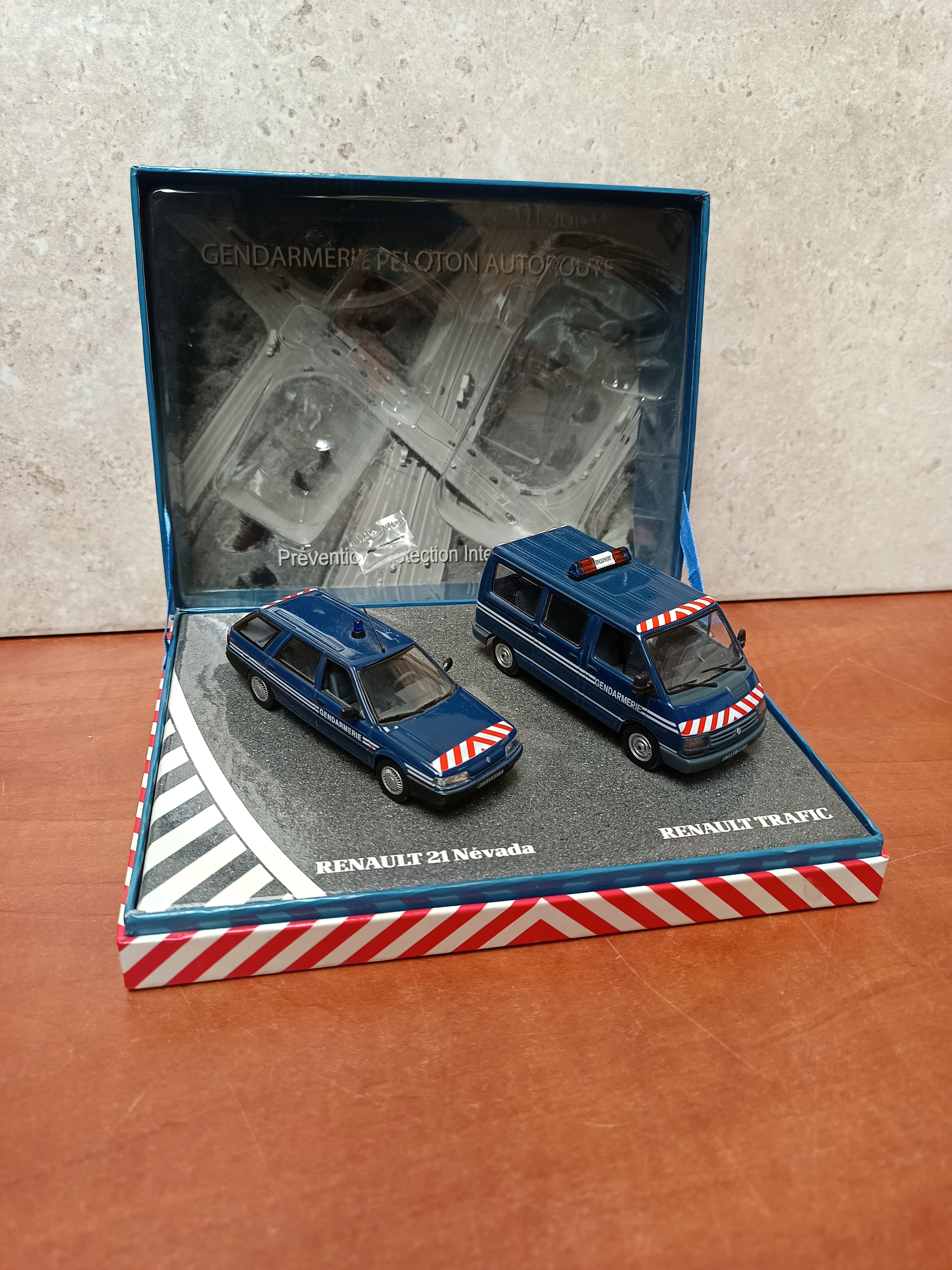 Coffret miniatures Gendarmerie Renault 21 Nevada + Renault Trafic
