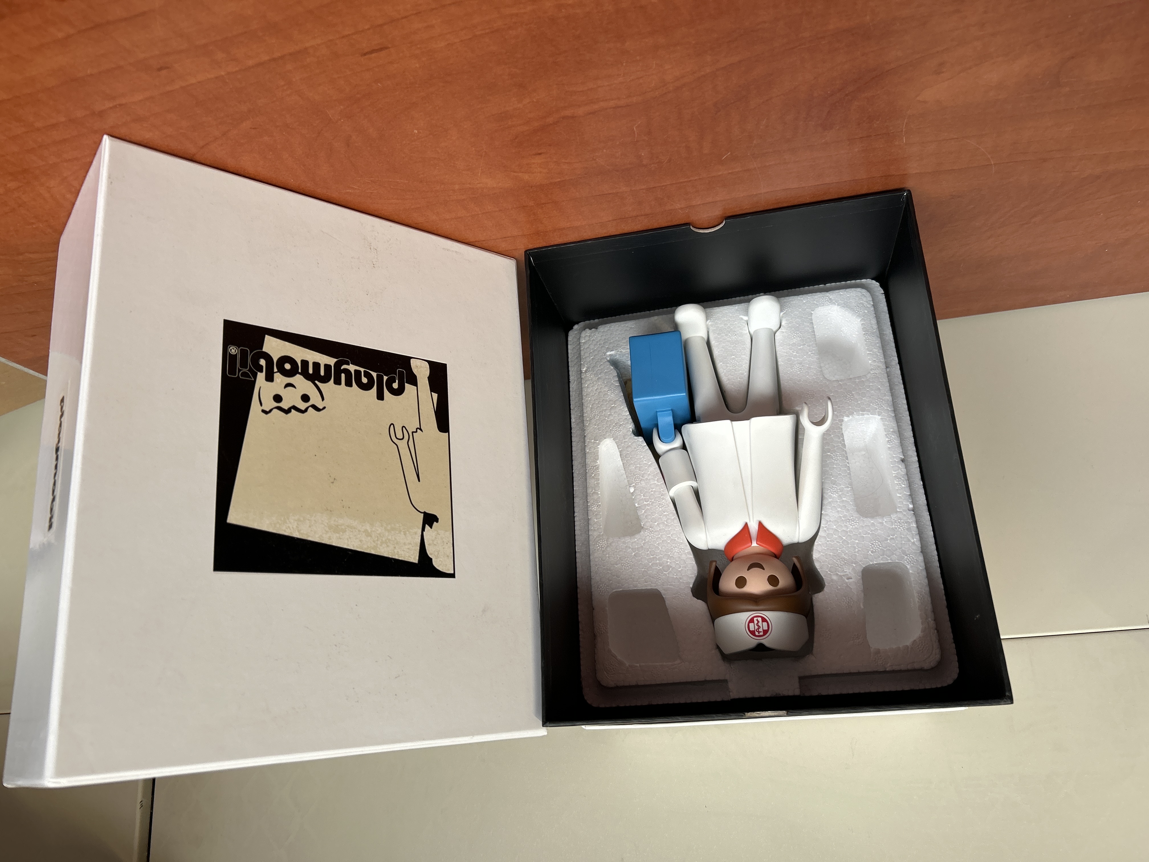 Figurine infirmière en boîte avec valisette bleue