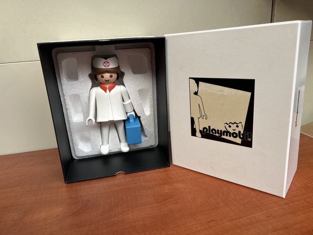 Figurine infirmière en boîte avec valisette bleue