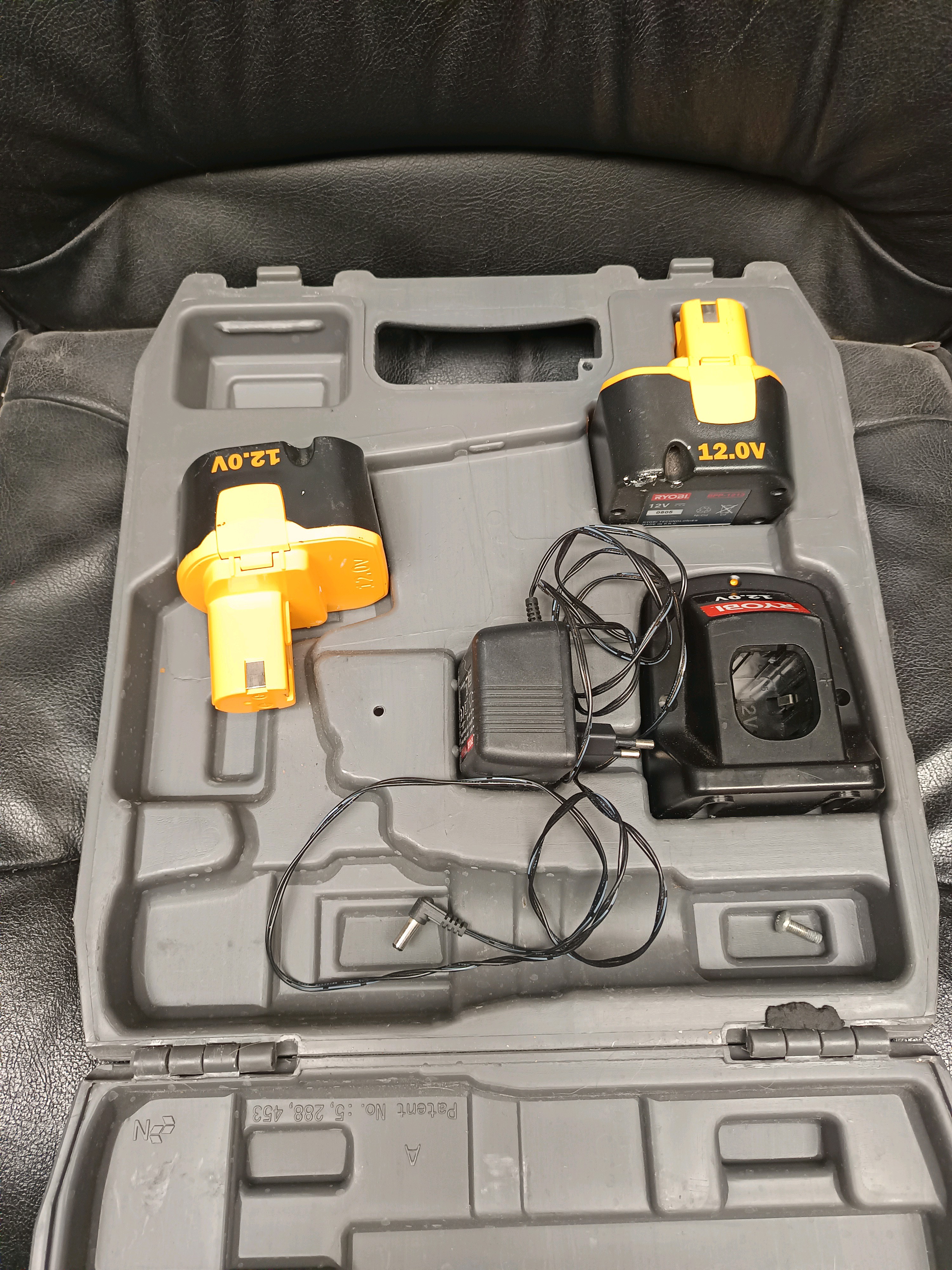 Ryobi 12V - Chargeur et 2 batteries avec mallette