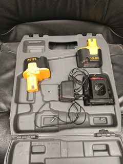 Ryobi 12V - Chargeur et 2 batteries avec mallette
