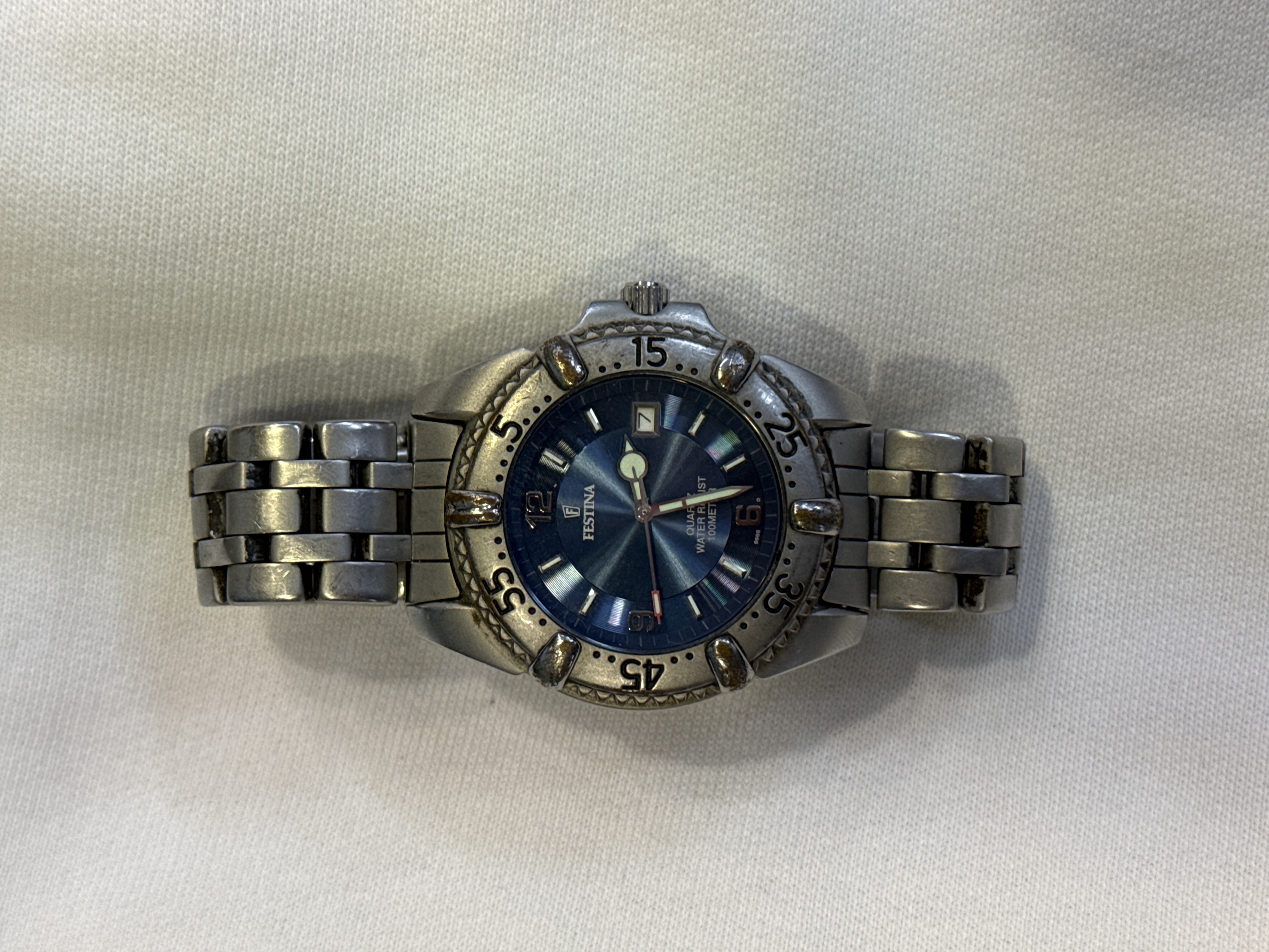 Montre Festina analogique cadran bleu, date, bracelet métal