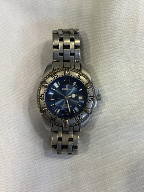 Montre Festina analogique cadran bleu, date, bracelet métal