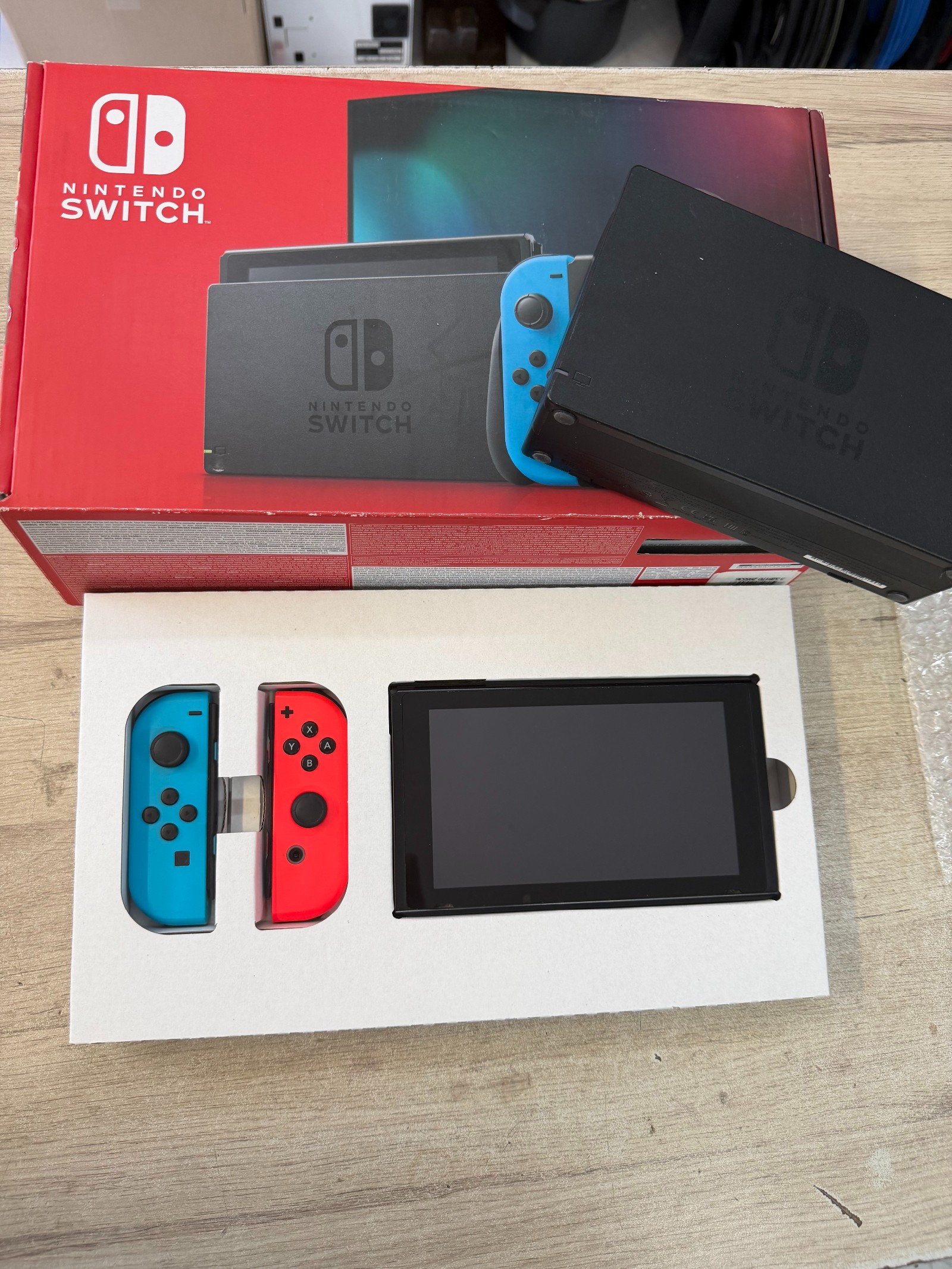 Nintendo Switch (Joy-Con Néon Rouge/Bleu) + dock — complet en boîte