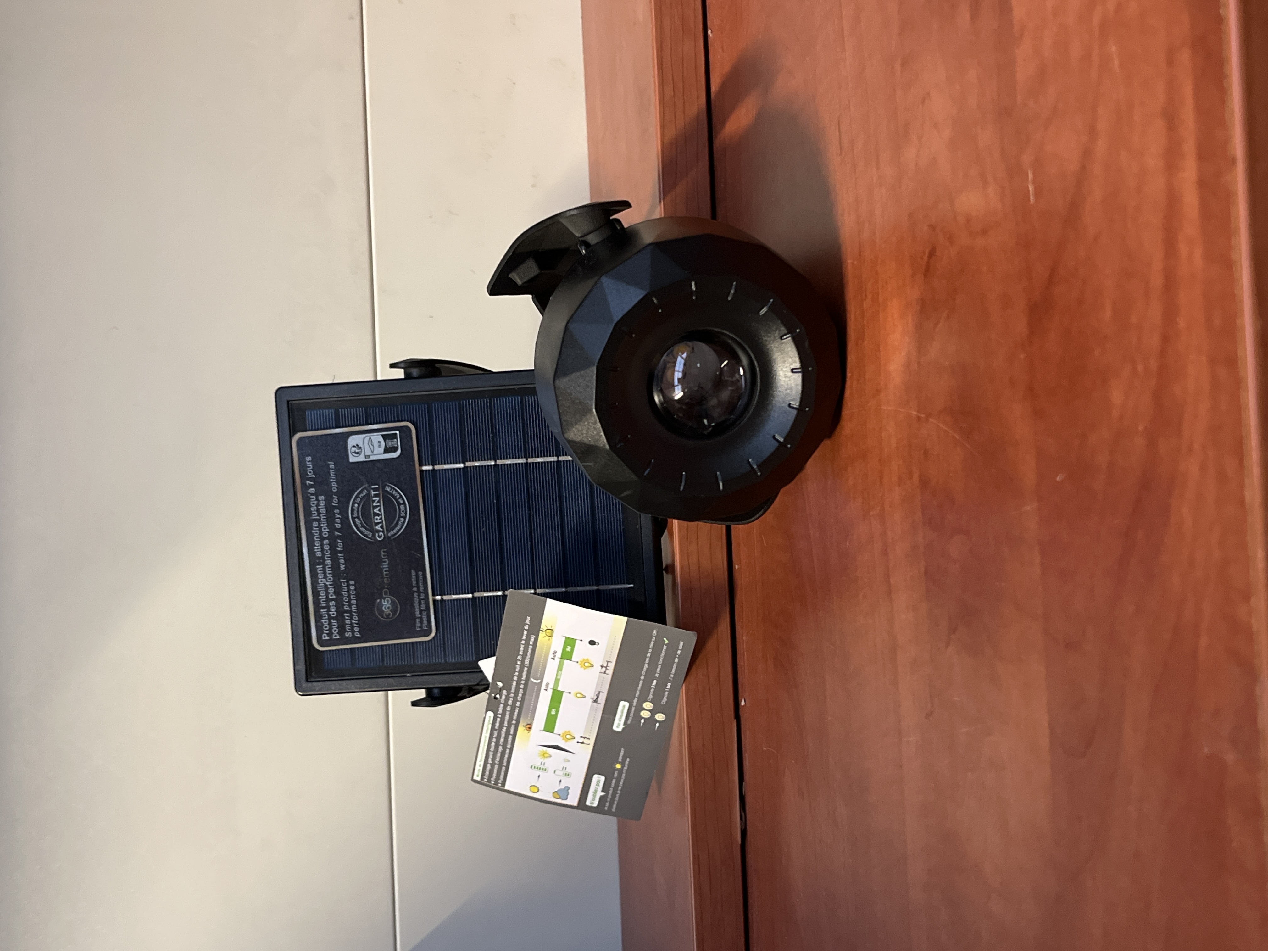Projecteur solaire d’extérieur avec panneau déporté