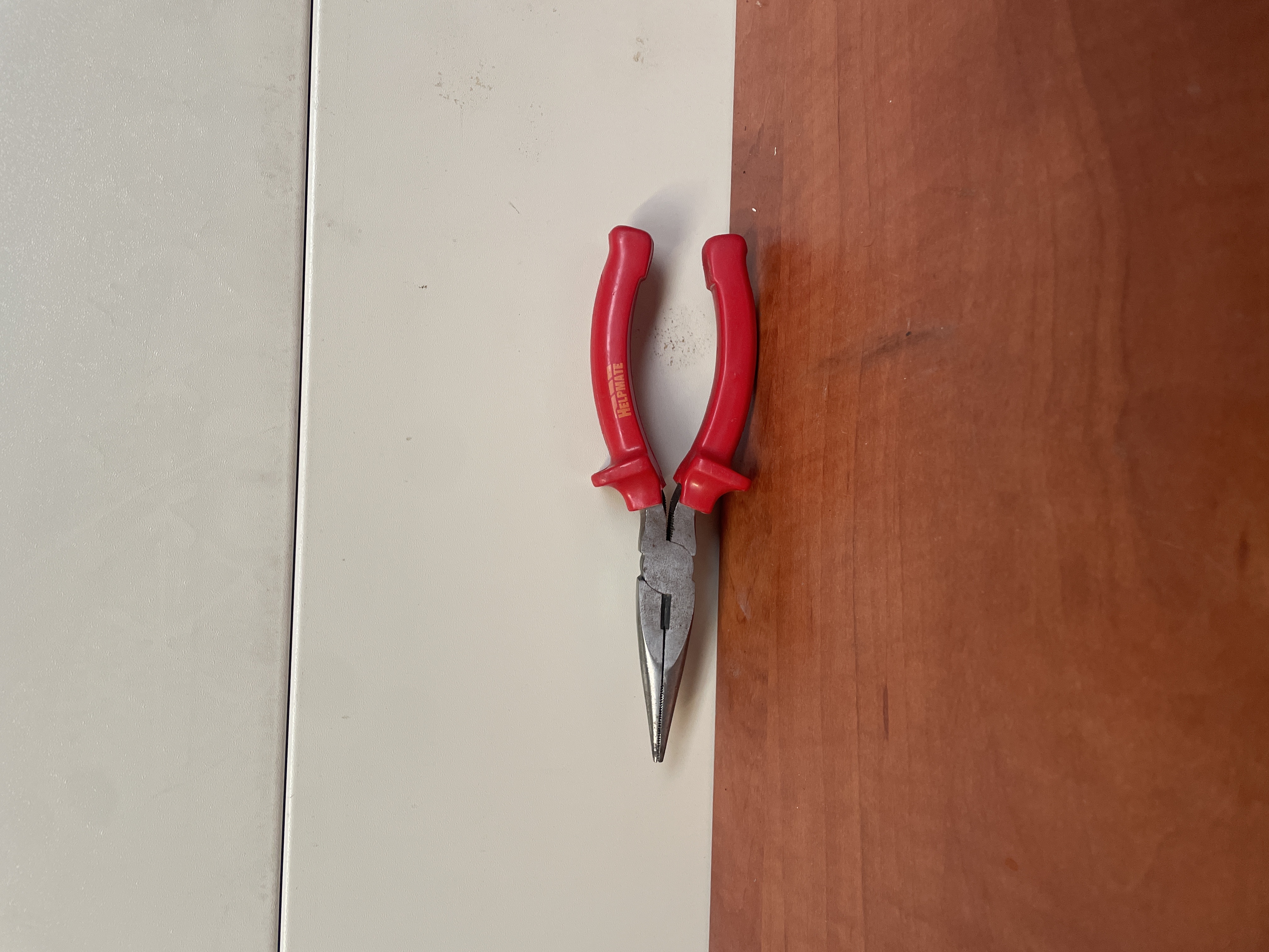 Pince à bec long rouge