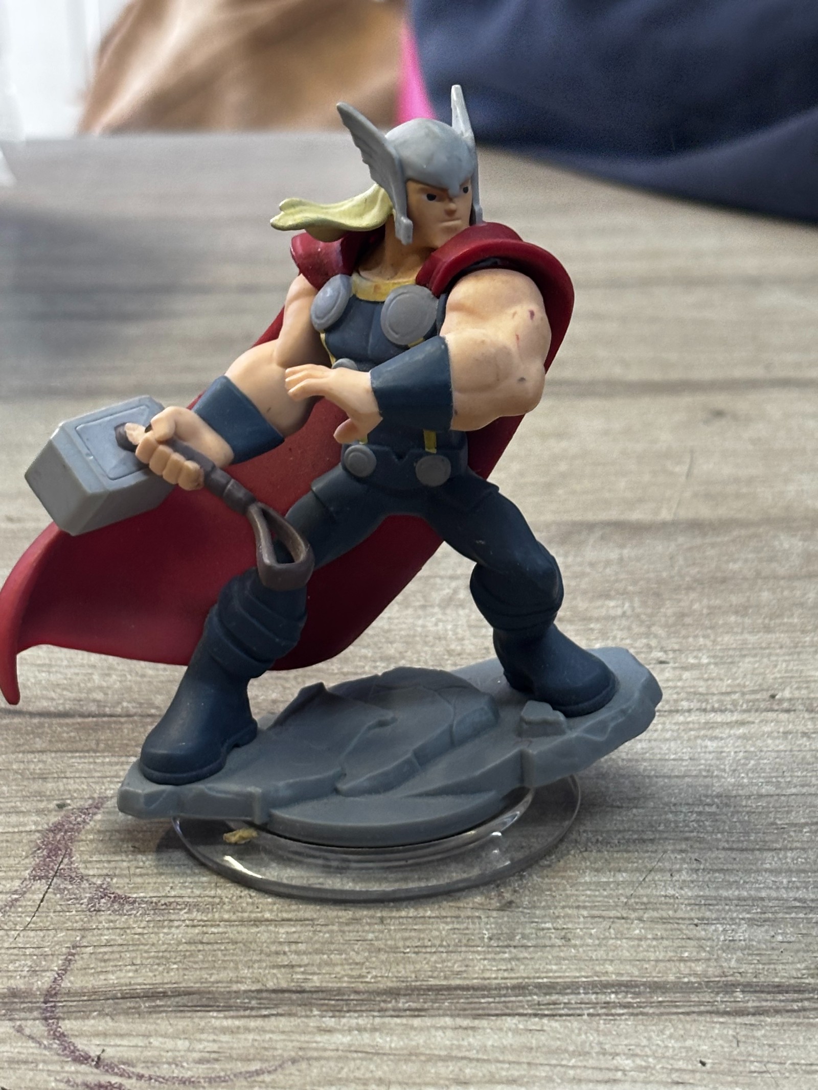 Figurine Thor Marvel avec marteau Mjolnir