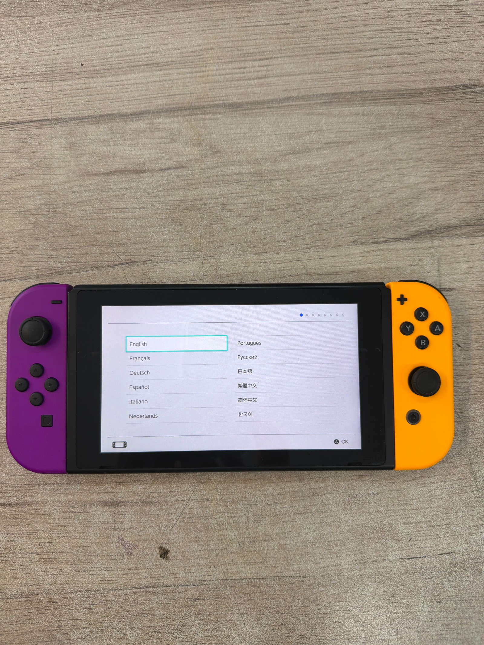Nintendo Switch avec Joy-Con violet et orange
