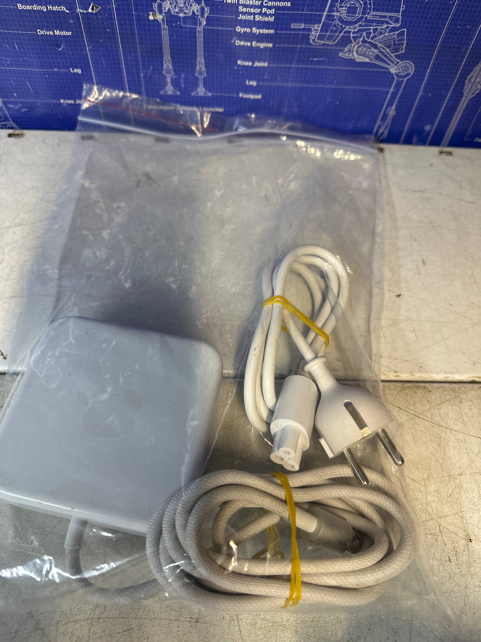 Chargeur Apple pour MacBook (bloc secteur + câble, prise EU)