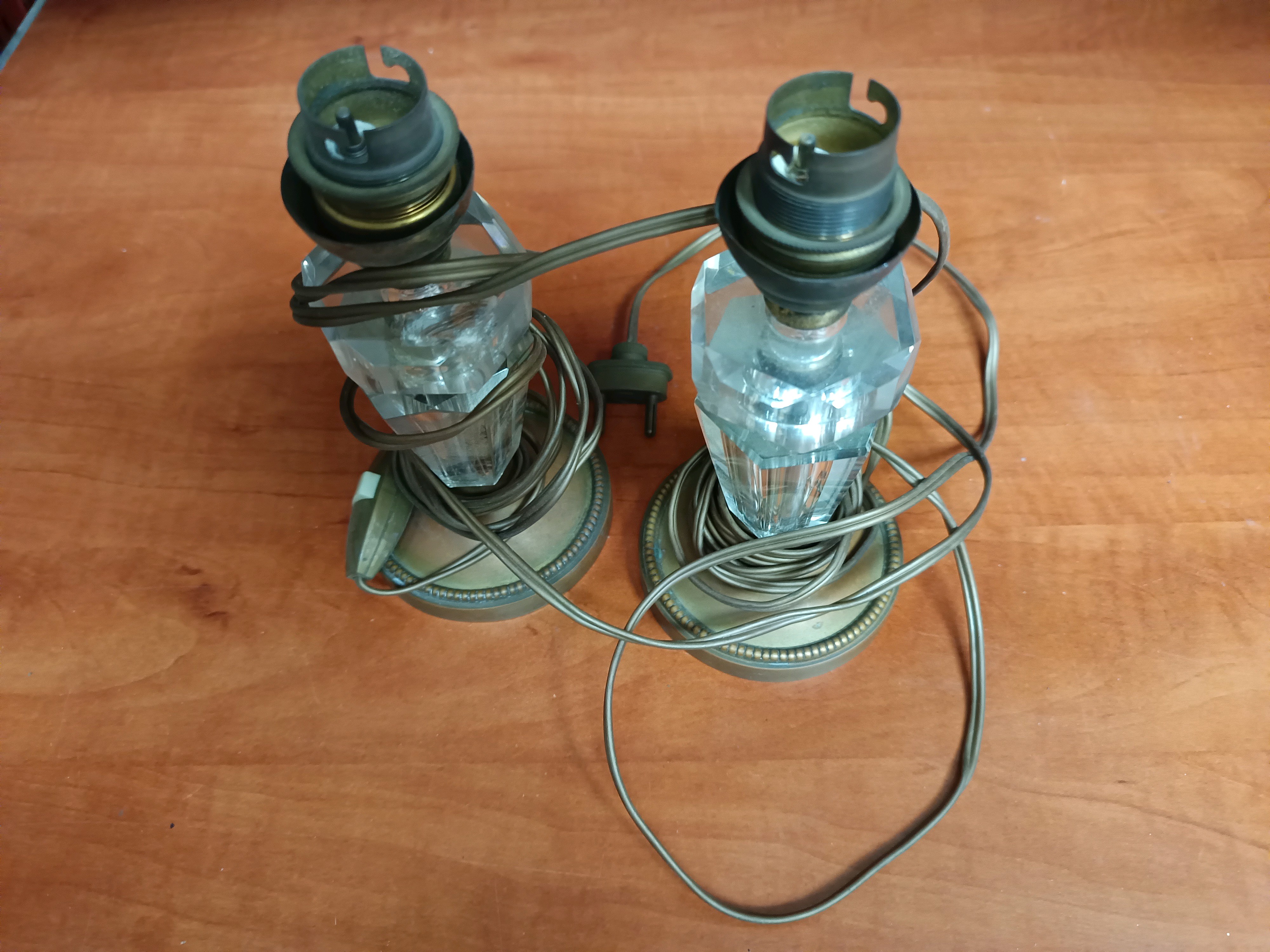 Paire de lampes de table en laiton et verre taillé