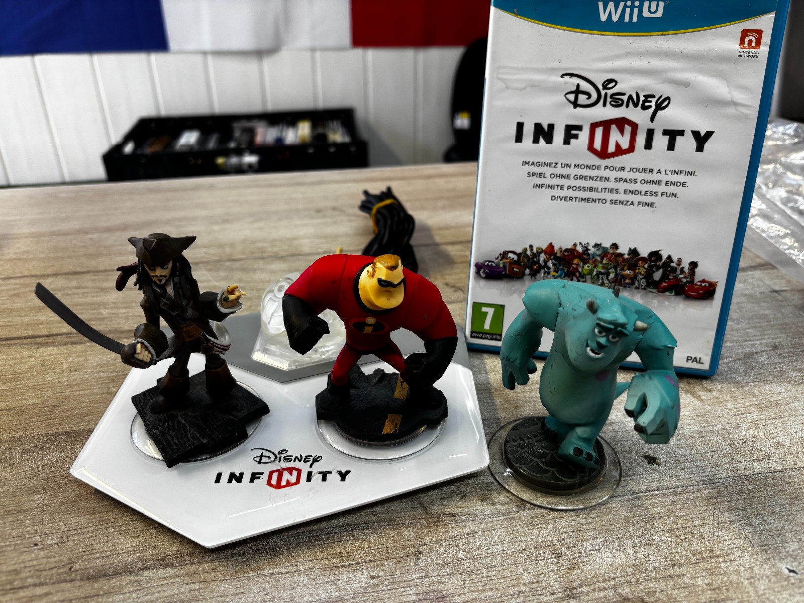 Disney Infinity – base + figurines Jack Sparrow, M. Indestructible et Sulli