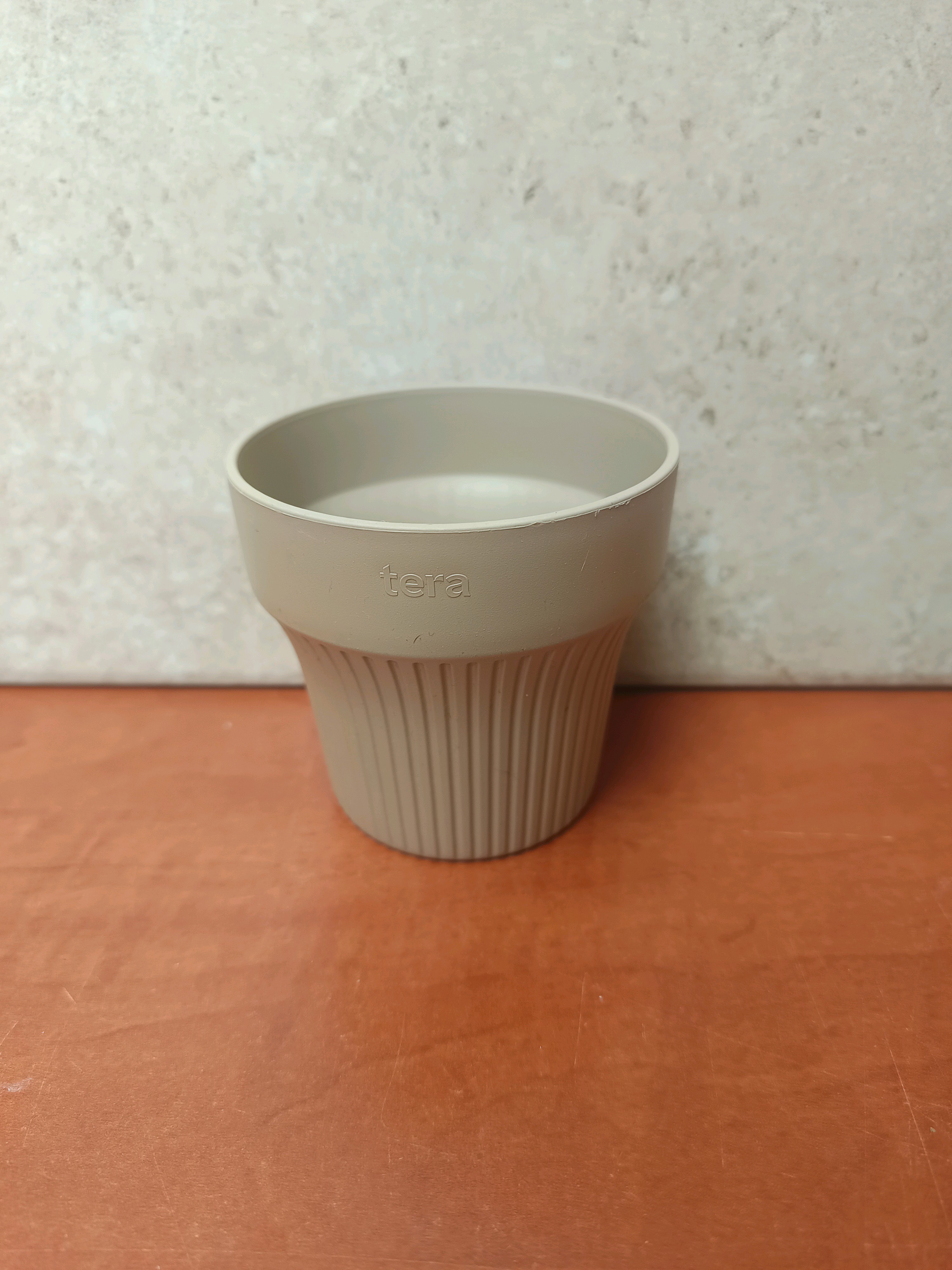 Gobelet Tera beige à reliefs striés
