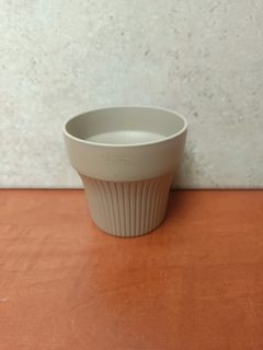 Gobelet Tera beige à reliefs striés