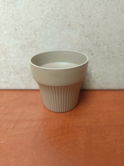Gobelet Tera beige à reliefs striés