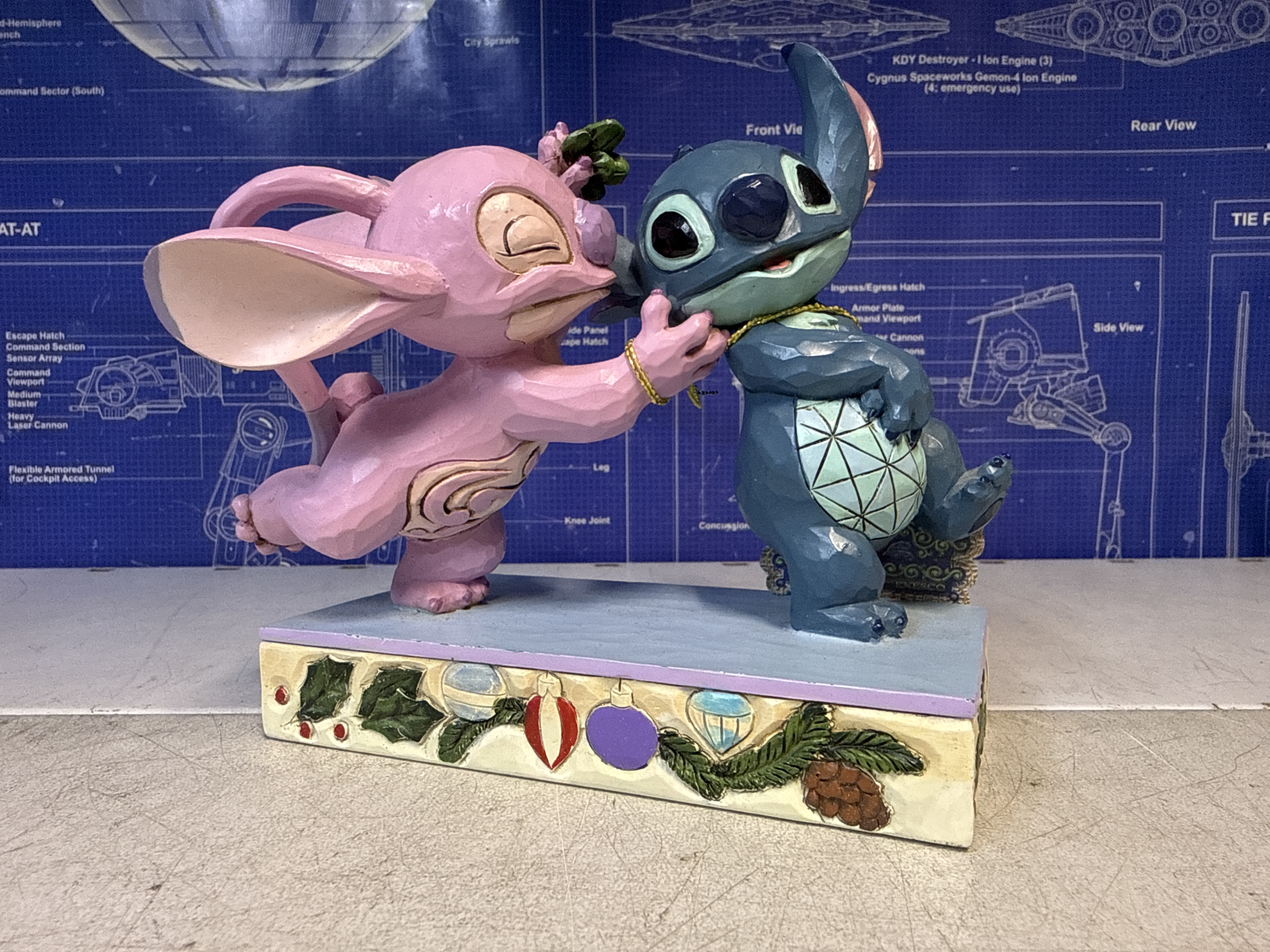 Figurine Disney Lilo & Stitch Angel et Stitch sur socle décoré
