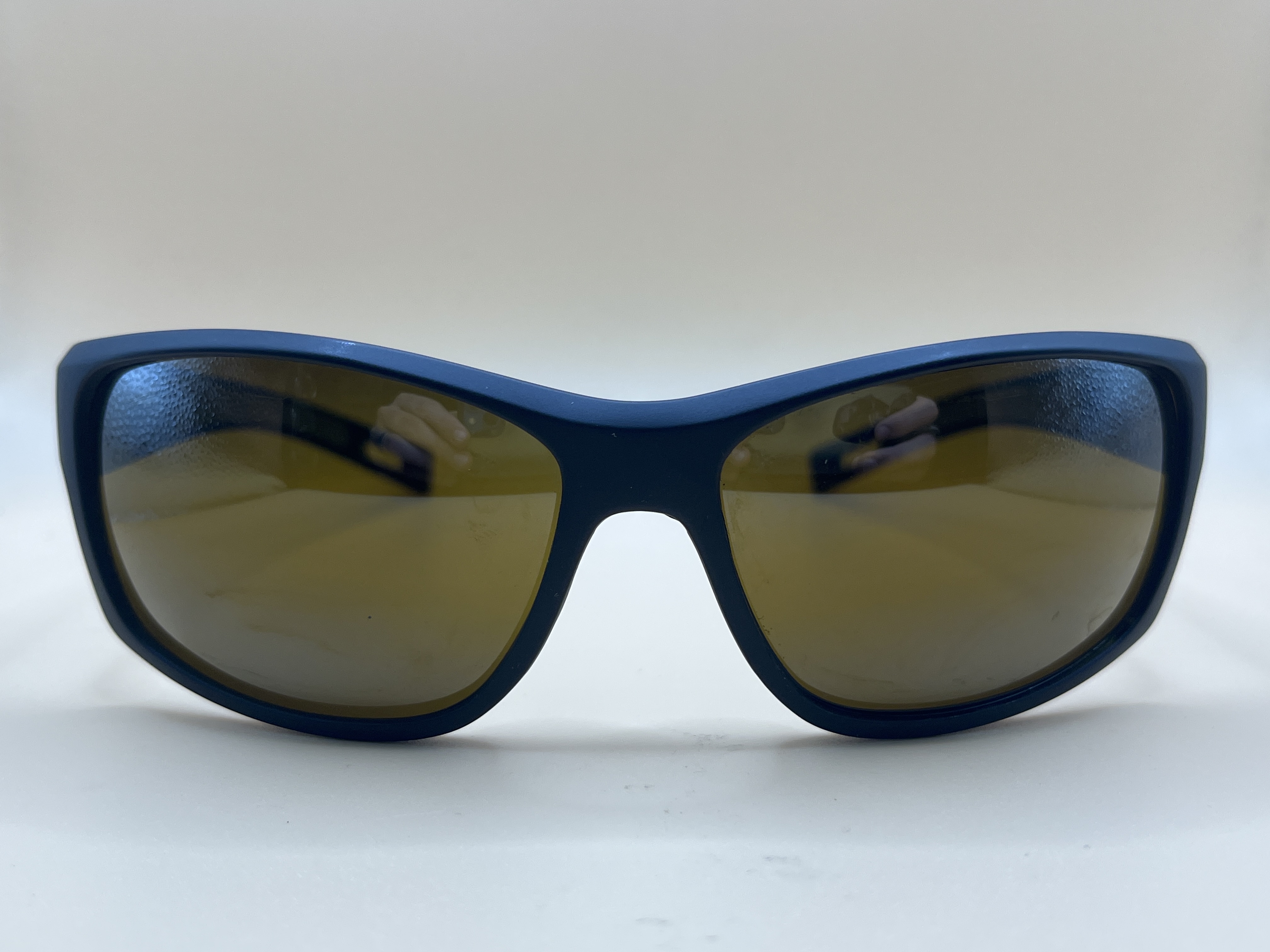 Lunettes de soleil sport enveloppantes, monture bleue, verres ambrés