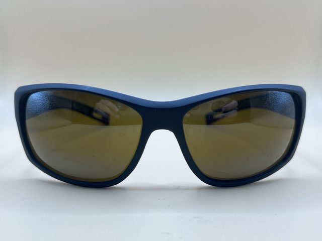 Lunettes de soleil sport enveloppantes, monture bleue, verres ambrés