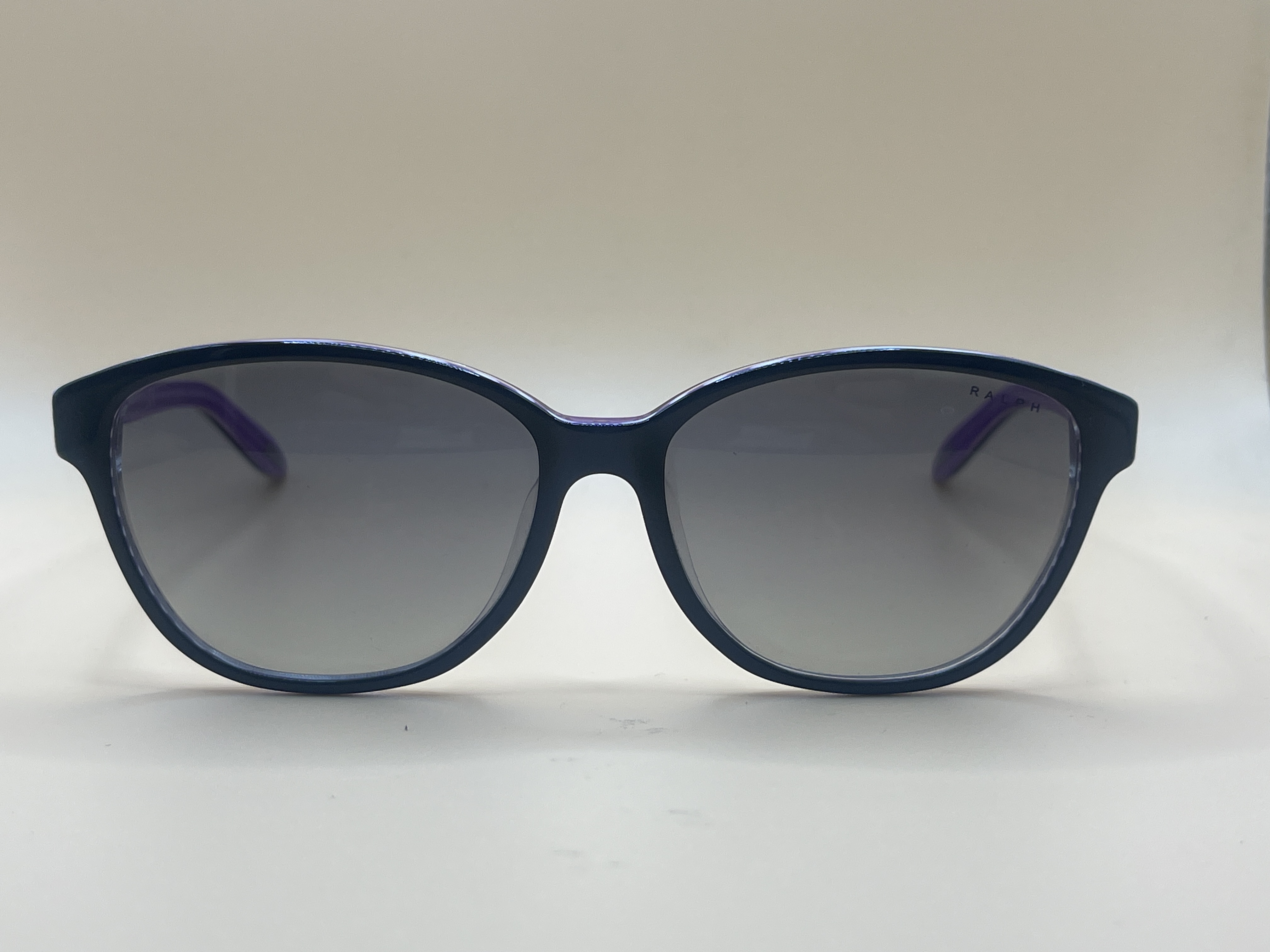 Lunettes de soleil monture bleue, verres fumés