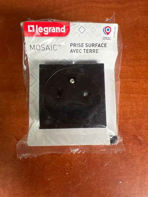 Legrand Mosaic prise de surface avec terre - noire
