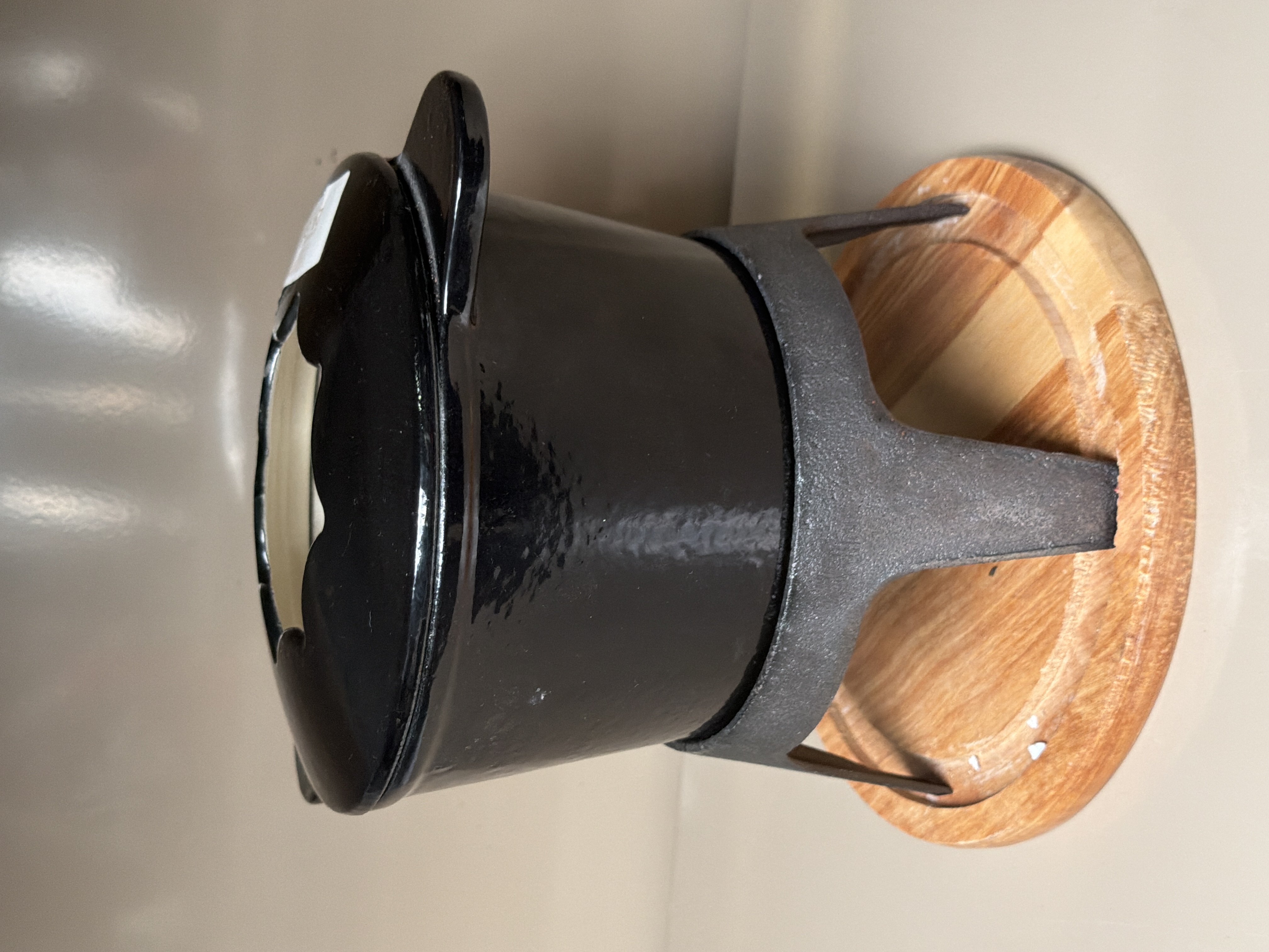 Service à fondue avec caquelon noir, couvercle, support trépied et plateau en bois