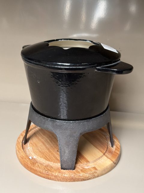 Service à fondue avec caquelon noir, couvercle, support trépied et plateau en bois