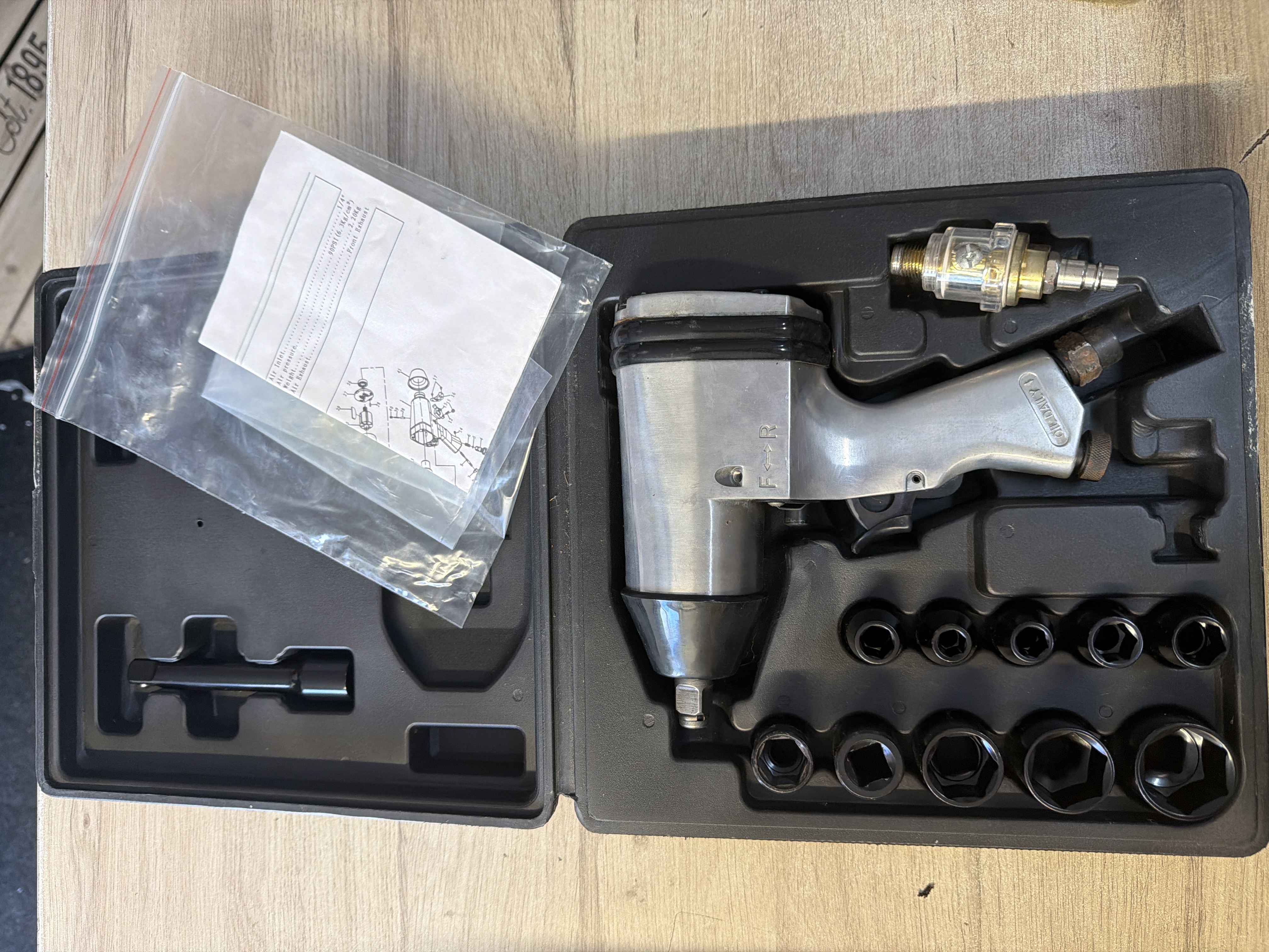 Kit clé à chocs pneumatique en coffret avec jeu de douilles