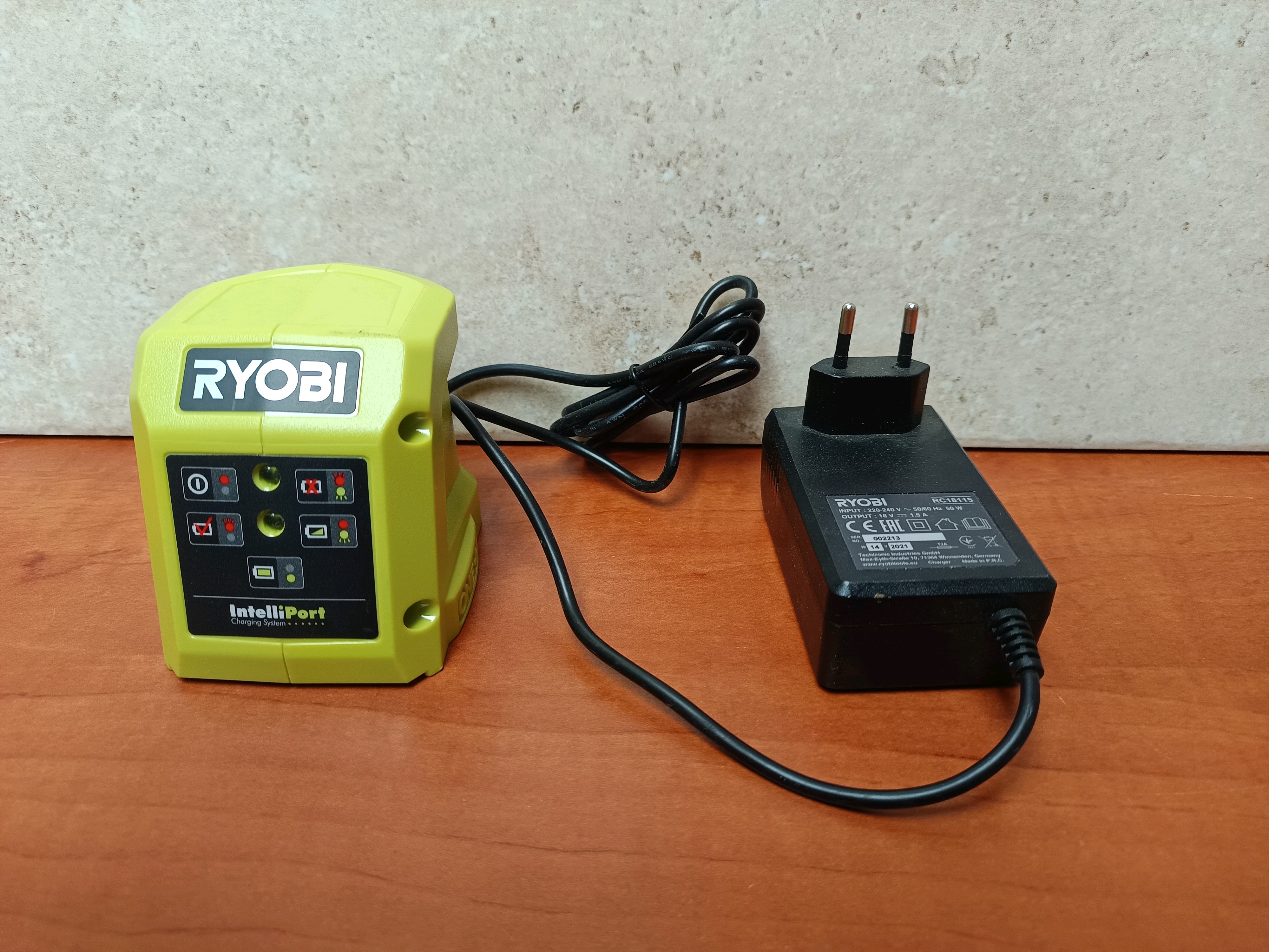 Chargeur Ryobi RC18115 IntelliPort avec adaptateur secteur