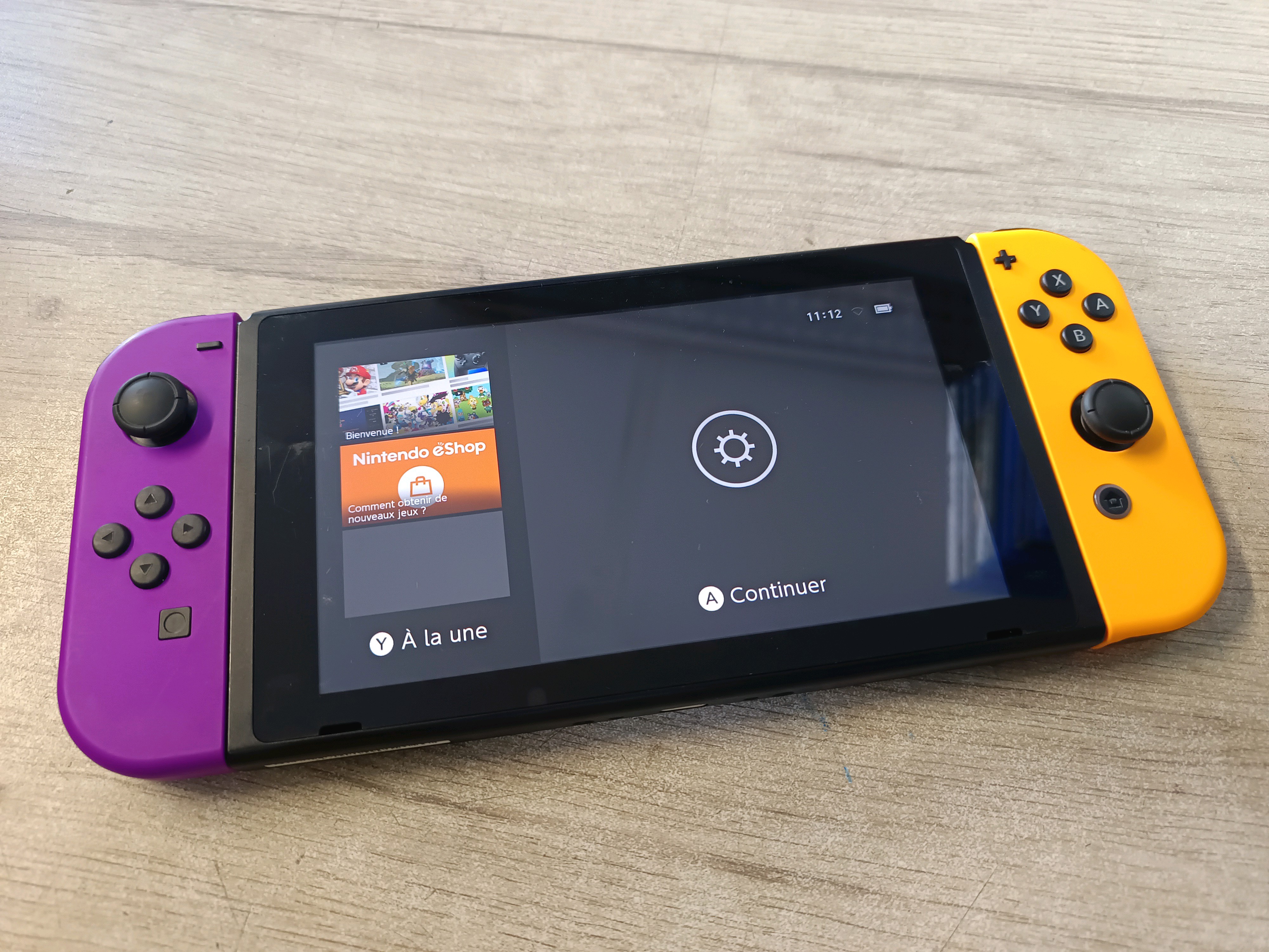 Console Nintendo Switch avec Joy-Con violet et jaune