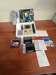 Nintendo Game Boy avec Tetris, en boîte avec notices